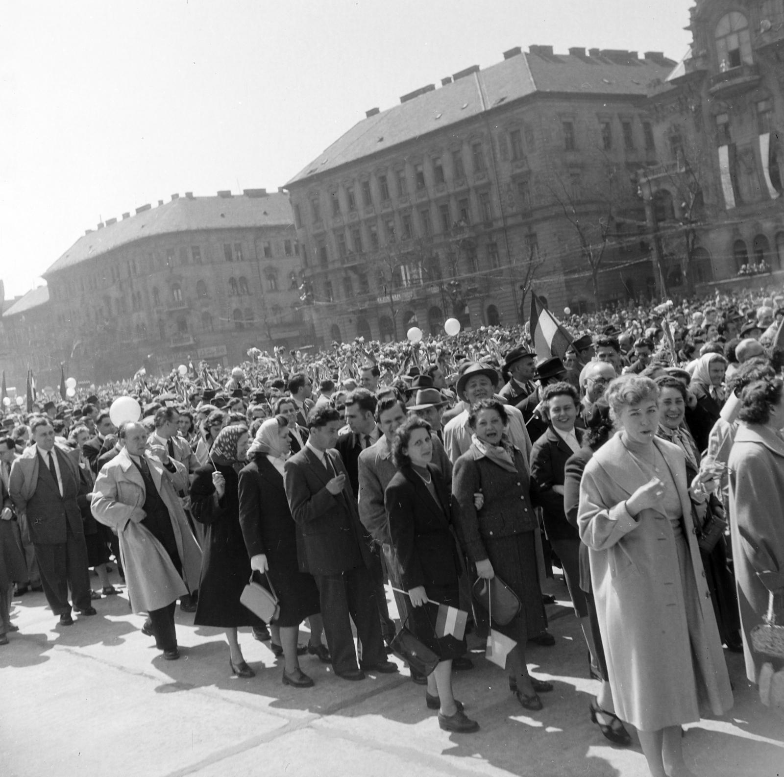 Magyarország, Budapest XIV.,Budapest VII., Ötvenhatosok tere (Felvonulási tér), május 1-i felvonulás, háttérben a Dózsa György úti házak láthatók a István utca torkolatánál., 1958, Keveházi János, május 1, felvonulás, Budapest, képarány: négyzetes, Fortepan #197642