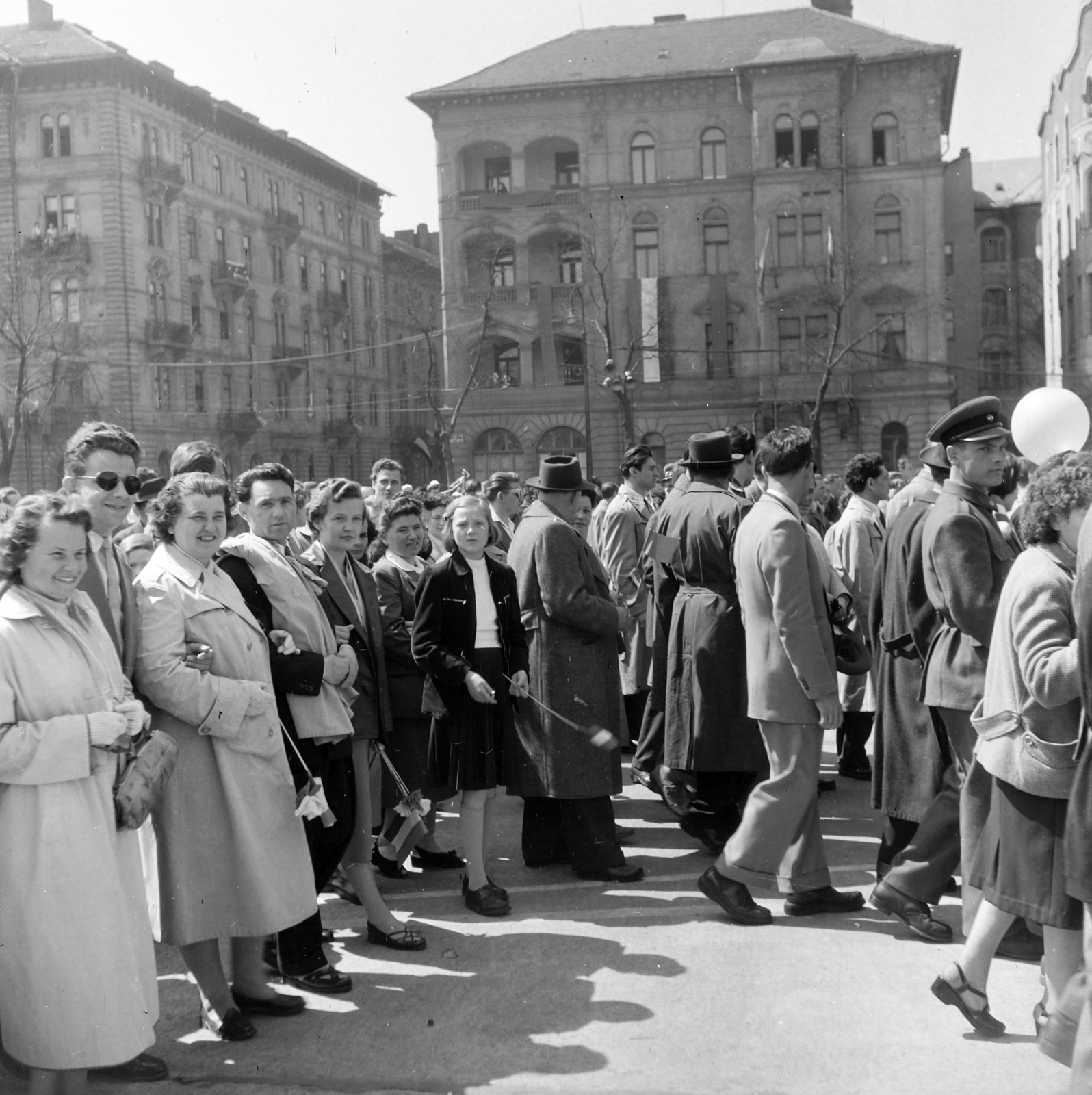 Hungary, Budapest XIV.,Budapest VII., Ötvenhatosok tere (Felvonulási tér), május 1-i felvonulás, háttérben a Dózsa György úti házak láthatók a Marek József utca torkolatánál., 1958, Keveházi János, 1st of May parade, march, Budapest, photo aspect ratio: square, Fortepan #197643