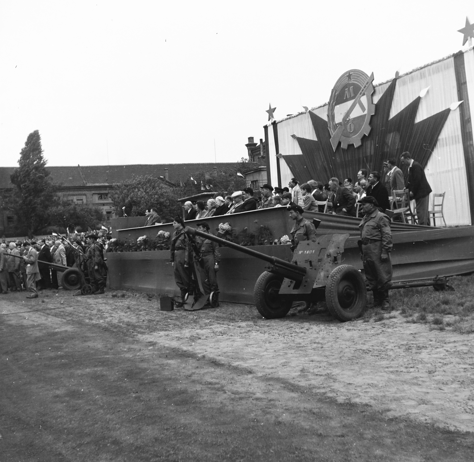 Hungary, Budapest X., Halom utcai sporttelep, a kőbányai munkásőrzászlóalj zászlóavató és névadó ün­nepsége 1958. május 17-én., 1958, Keveházi János, Workers' Militia, Budapest, anti-tank gun, photo aspect ratio: square, Fortepan #197647
