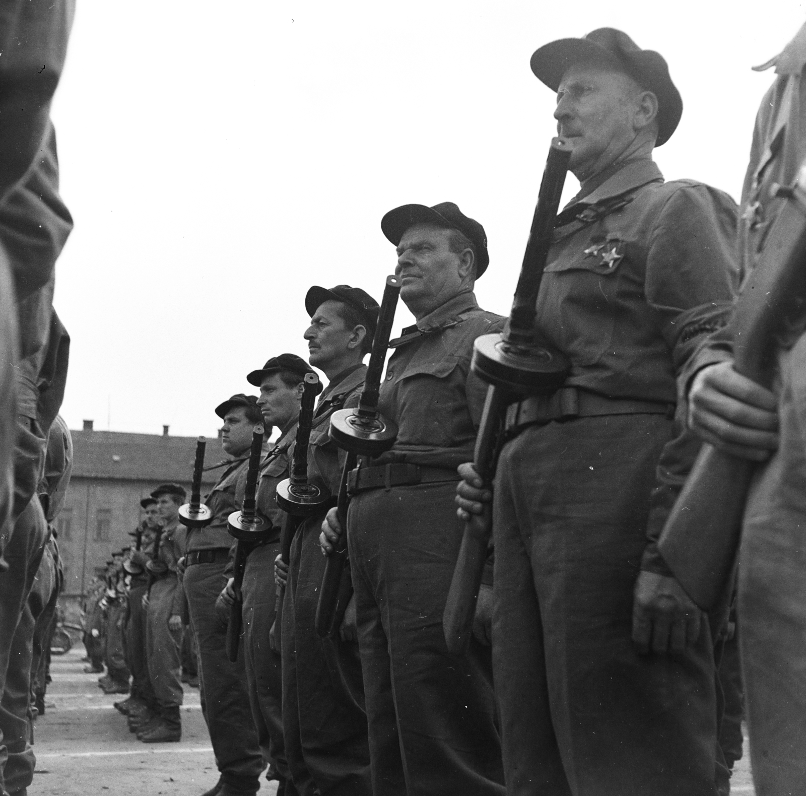 Magyarország, Budapest X., Halom utcai sporttelep, a kőbányai munkásőrzászlóalj zászlóavató és névadó ünnepsége 1958. május 17-én., 1958, Keveházi János, munkásőr, PPS géppisztoly, Budapest, képarány: négyzetes, Fortepan #197648