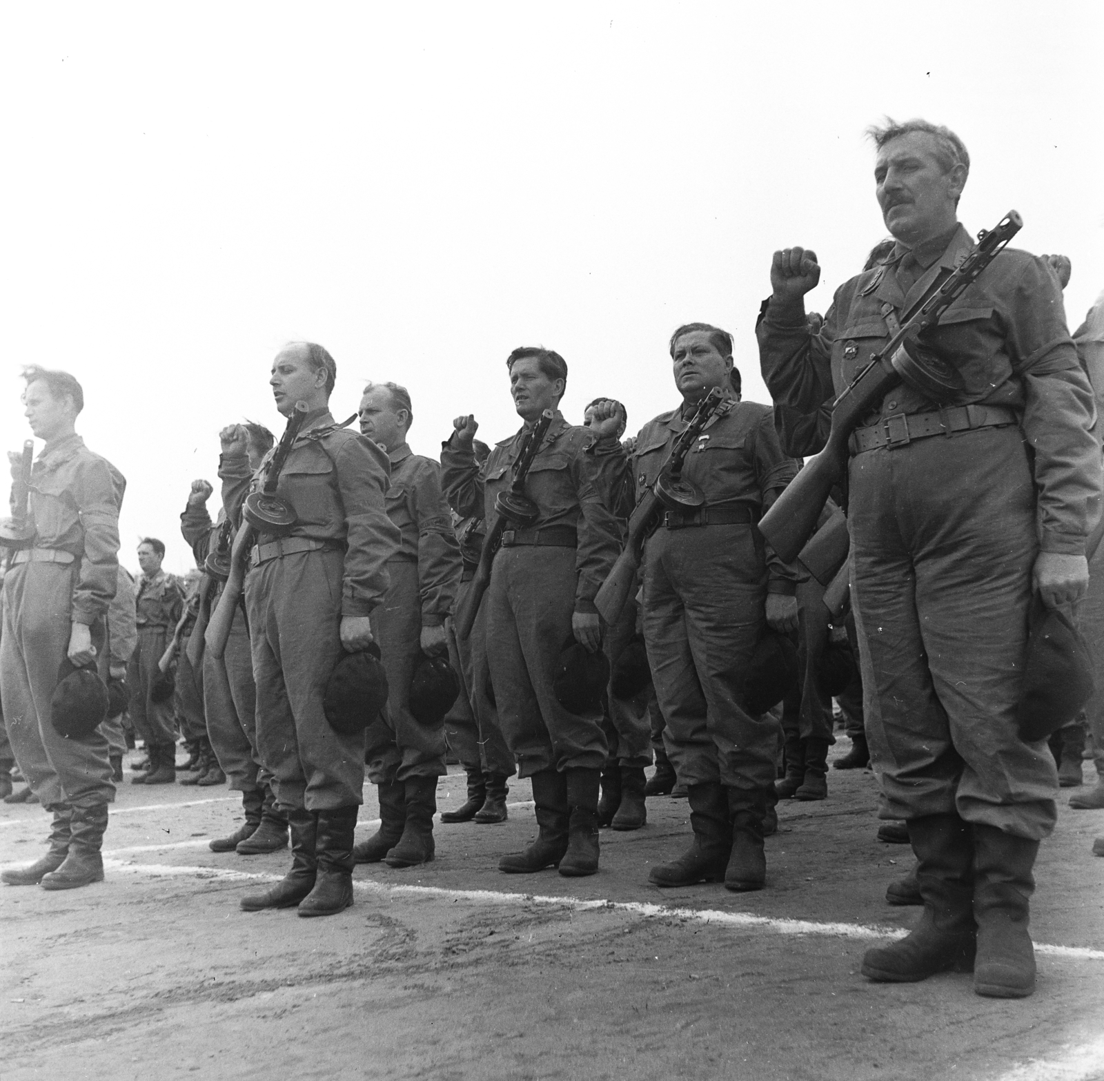 Hungary, Budapest X., Halom utcai sporttelep, eskütétel a kőbányai munkásőrzászlóalj zászlóavató és névadó ün­nepségén 1958. május 17-én., 1958, Keveházi János, Workers' Militia, Budapest, photo aspect ratio: square, gesture, fist, Fortepan #197651
