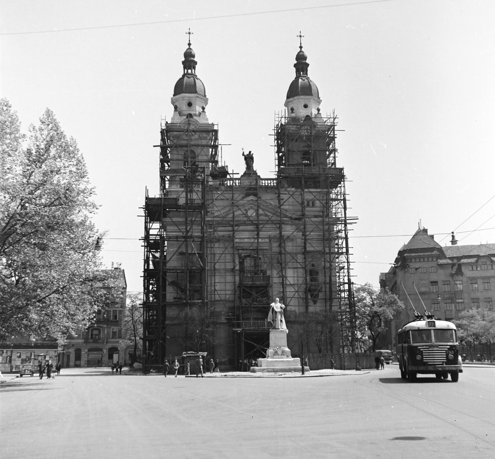 Hungary, Budapest VIII., Horváth Mihály tér, szemben a Szent József-templom, előtte Pázmány Péter, a Ferenciek tere (Felszabadulás tér)-ről 1958-ban áthelyezett szobra (Radnai Béla, 1914.)., 1958, Keveházi János, Budapest, scaffolding, trolley bus, photo aspect ratio: square, Péter Pázmány-portrayal, Fortepan #197658