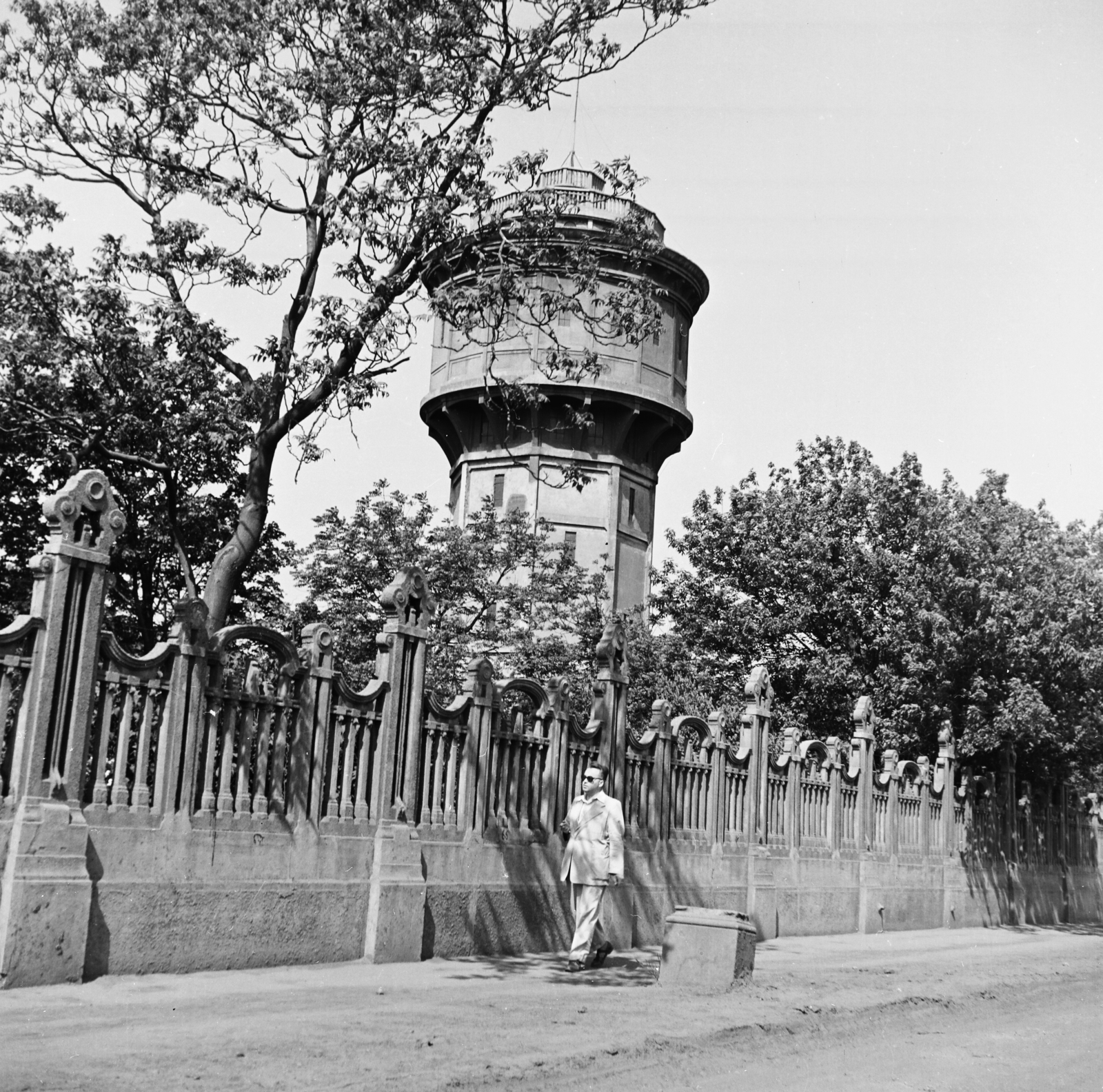 Hungary, Budapest X., Ihász utca 29., víztorony a Fővárosi Vízművek telepén., 1958, Keveházi János, Budapest, fence, photo aspect ratio: square, Fortepan #197661