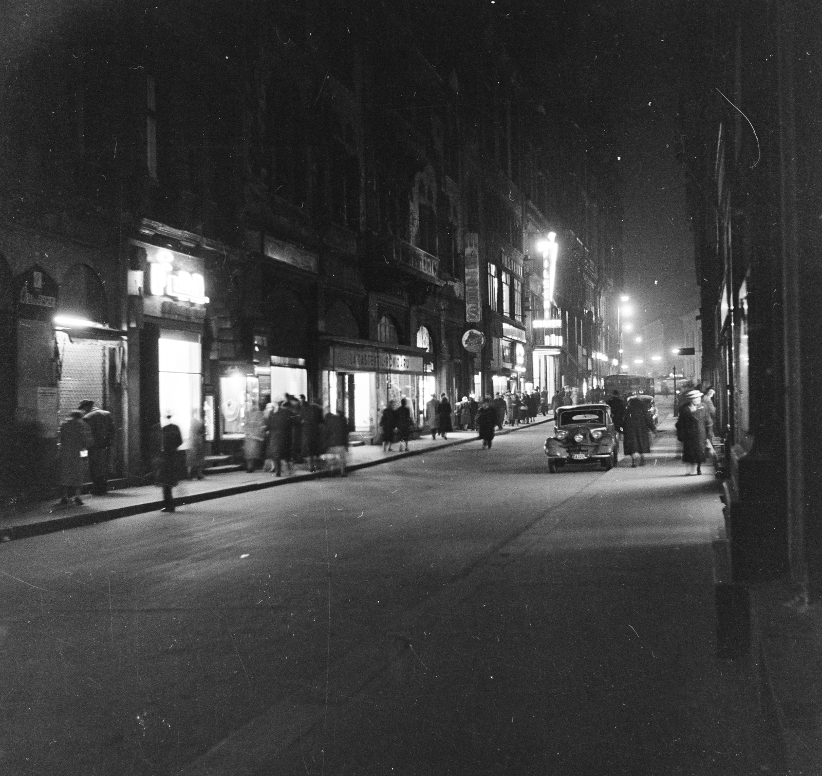 Magyarország, Budapest V., Kígyó utca a Váci utca felől a Ferenciek tere (Felszabadulás tér) felé nézve., 1958, Keveházi János, Budapest, utcakép, képarány: négyzetes, este, üzletsor, Fortepan #197664