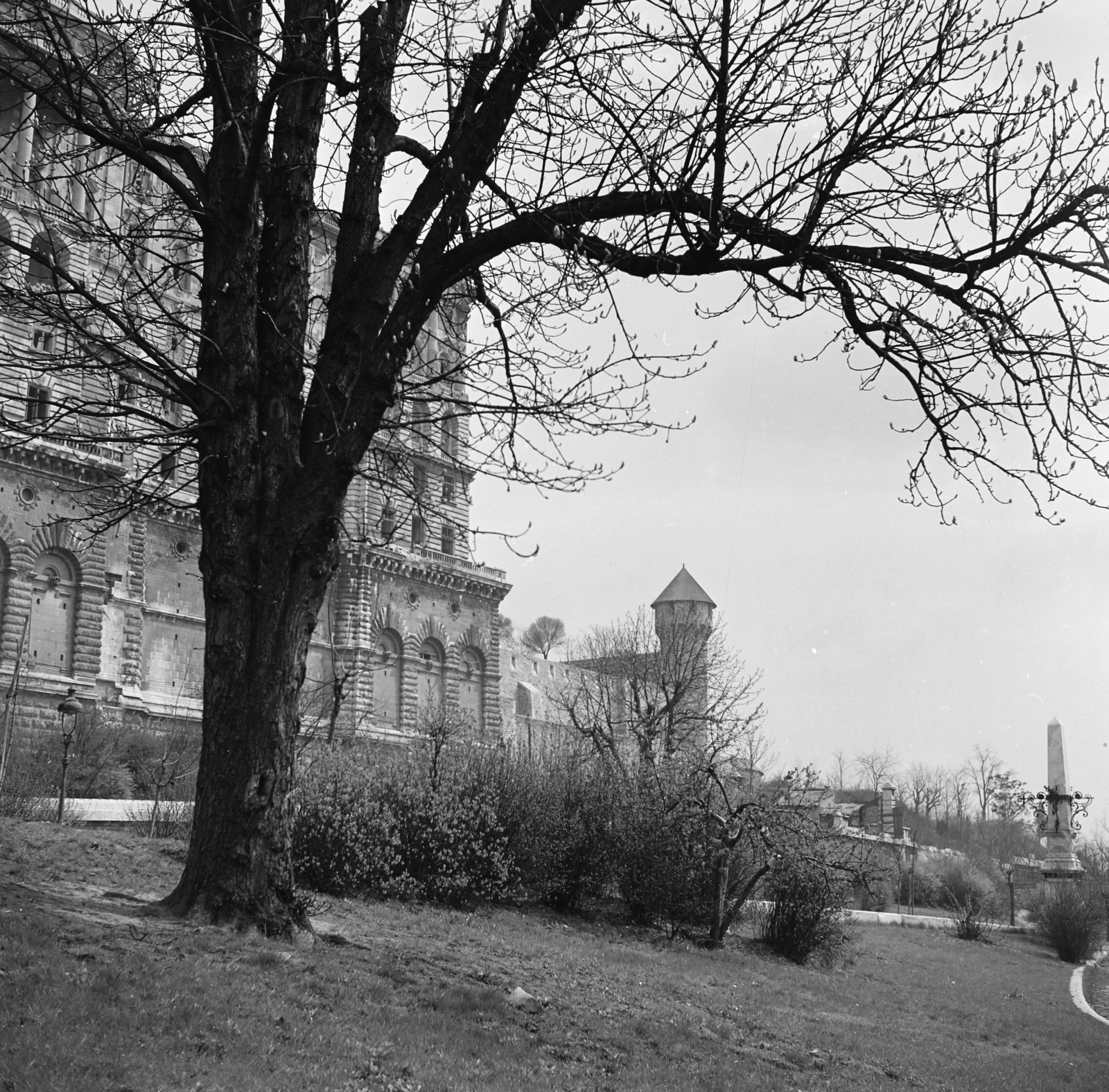 Magyarország, Budapest I., Váralja utca, szemben a Buzogány torony., 1958, Keveházi János, Budapest, látkép, képarány: négyzetes, hegyoldal, palota, Fortepan #197667