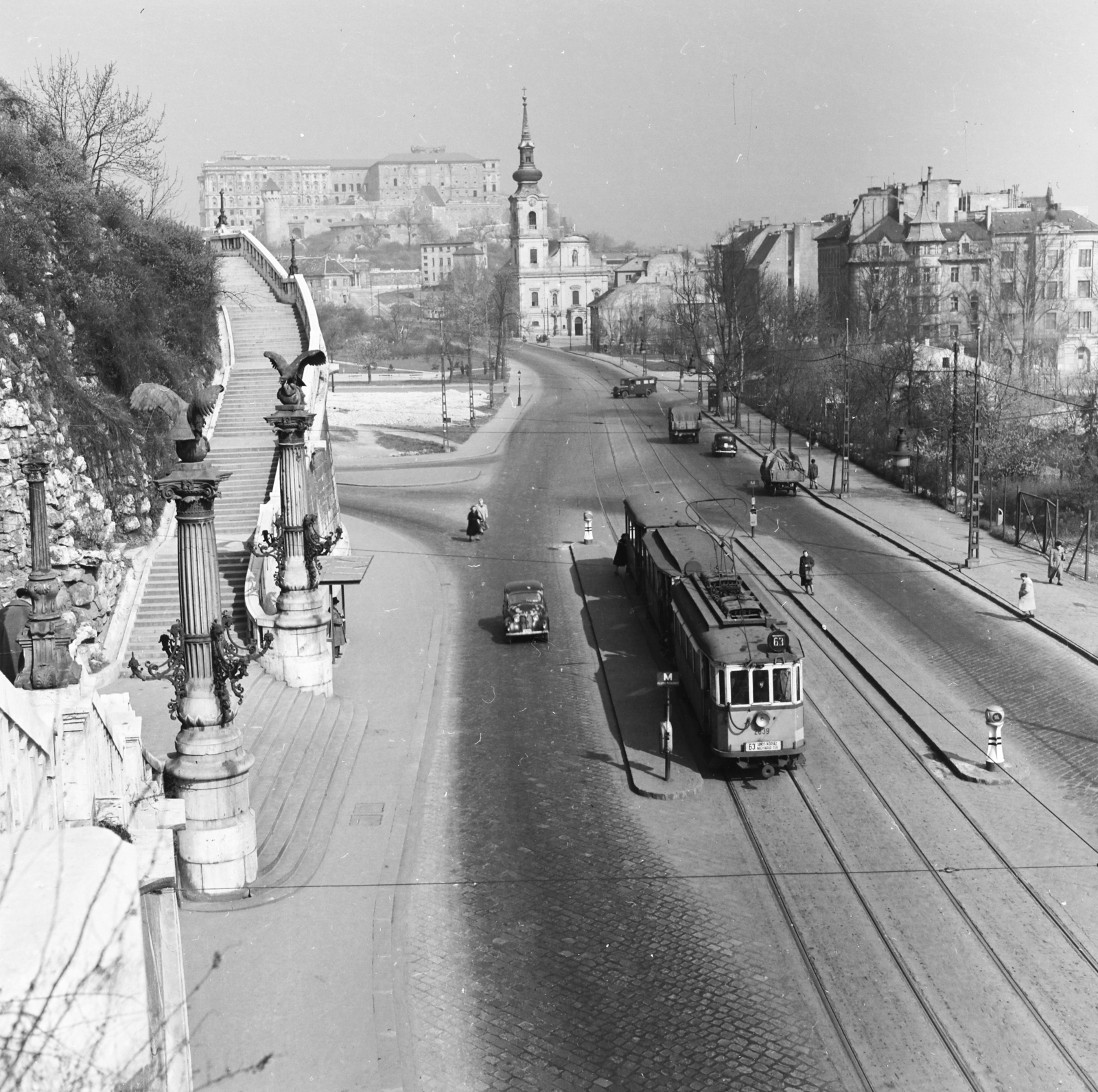 Magyarország, Budapest I., kilátás a Szent Gellért lépcsőről a Döbrentei tér, az Alexandriai Szent Katalin-templom és a Budavári Palota (korábbi Királyi Palota) felé., 1958, Keveházi János, Budapest, villamos, utcakép, lépcsősor, képarány: négyzetes, Fortepan #197678