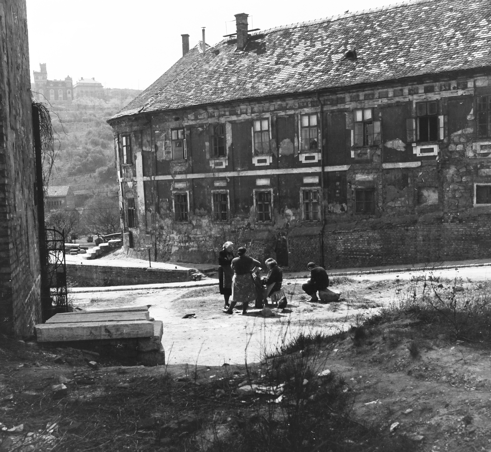 Magyarország, Tabán, Budapest I., Váralja utca, szemben a Szarvas-ház. Balra a háttérben a Gellért-hegy oldalában a Schoch / Hegedűs - villa az Orom utcában., 1958, Keveházi János, beszélgetés, képarány: négyzetes, Budapest, Fortepan #197683