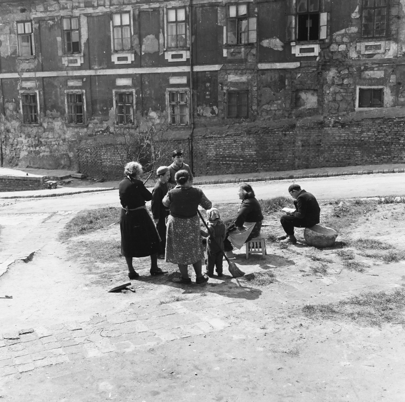 Magyarország, Tabán, Budapest I., Váralja utca, szemben a Szarvas-ház., 1958, Keveházi János, beszélgetés, képarány: négyzetes, életkép, Budapest, Fortepan #197684