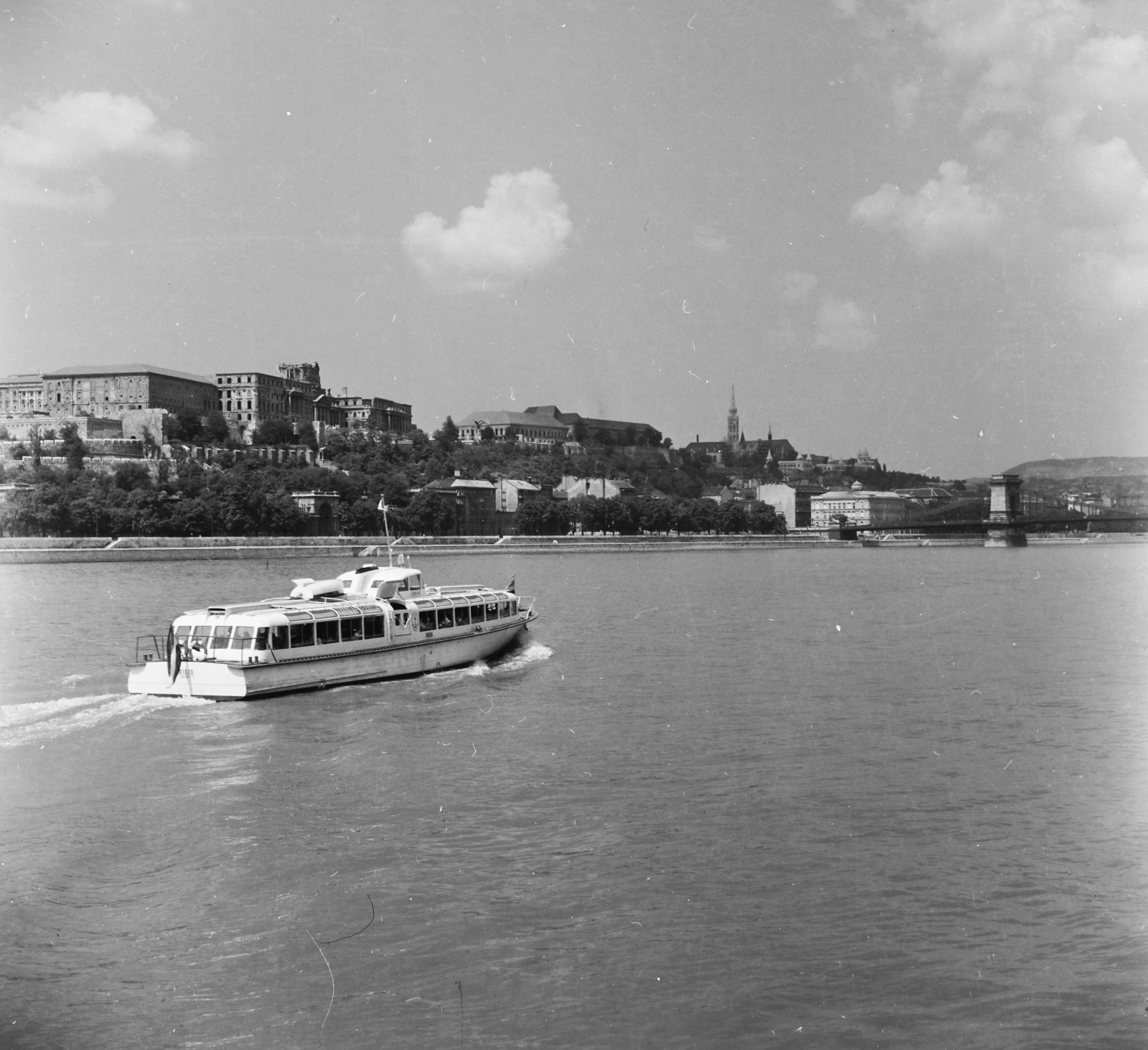 Hungary, Budapest I., a romos Budavári Palota (korábban Királyi Palota) a Dunáról nézve, jobbra a Széchenyi Lánchíd és fent a Mátyás-templom., 1958, Keveházi János, Pilis ship, Budapest, photo aspect ratio: square, Fortepan #197688
