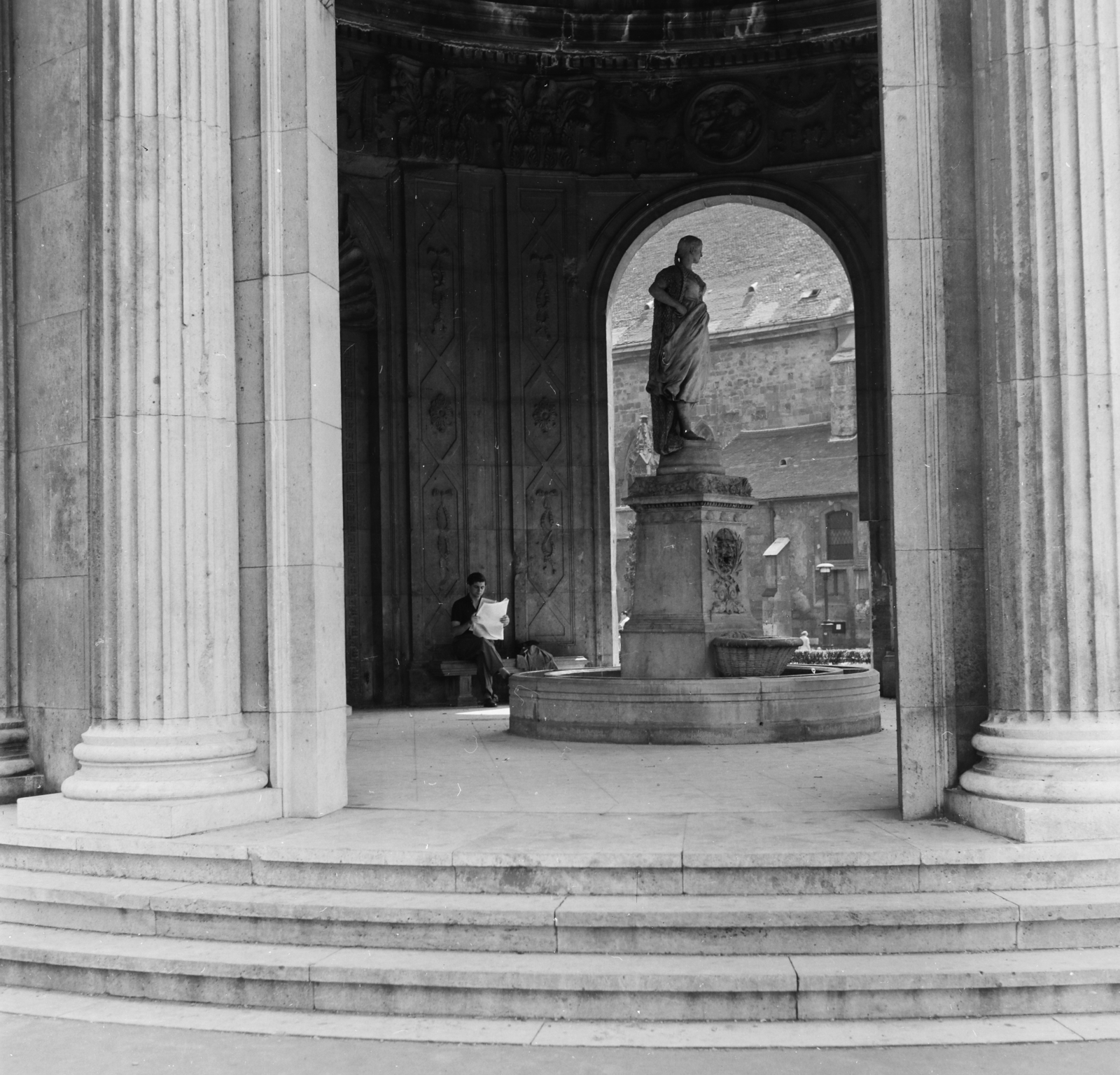 Hungary, Budapest V., Március 15. tér, Erzsébet királyné emlékművének csarnoka, a királyné szobra helyén Stróbl Alajos alkotása a Halászlány-kút látható., 1958, Keveházi János, monument, Budapest, photo aspect ratio: square, Fortepan #197689