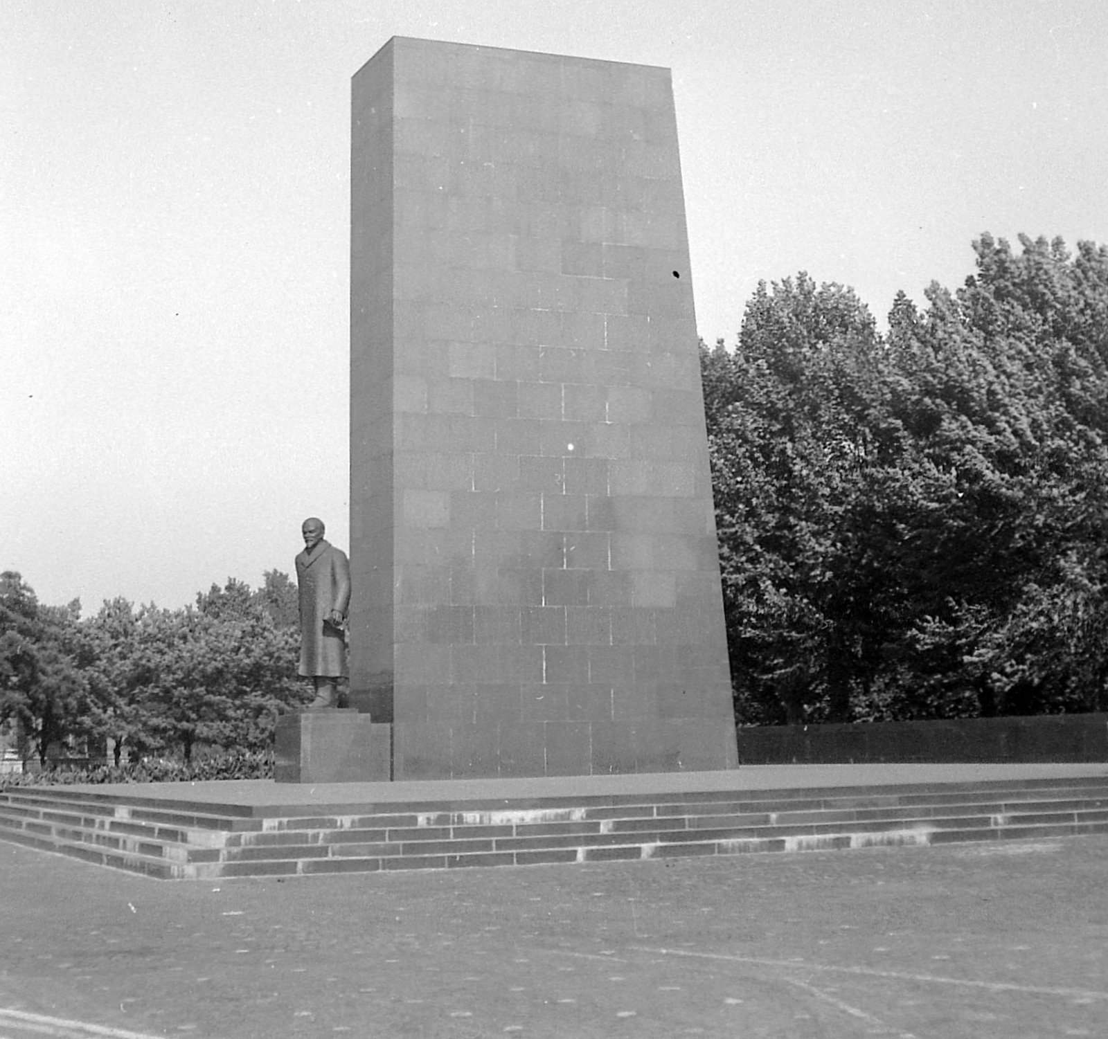 Magyarország, Budapest XIV., Ötvenhatosok tere (Felvonulási tér), Lenin szobor (Pátzay Pál, 1965.)., 1970, Fortepan, Lenin-ábrázolás, Budapest, Fortepan #1977