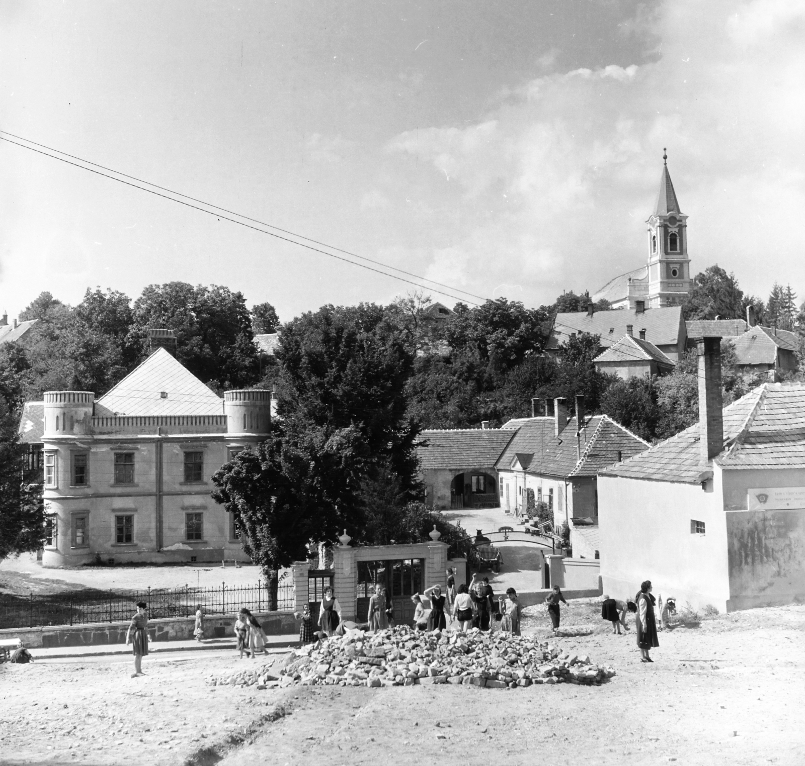 Hungary, Veszprém, Jókai Mór utca 1. és 3. számú ház (ekkor Veszprémi Ingatlankezelő Vállalat), jobbra fent a Jeruzsálemhegyi református templom., 1958, Keveházi János, photo aspect ratio: square, Fortepan #197721