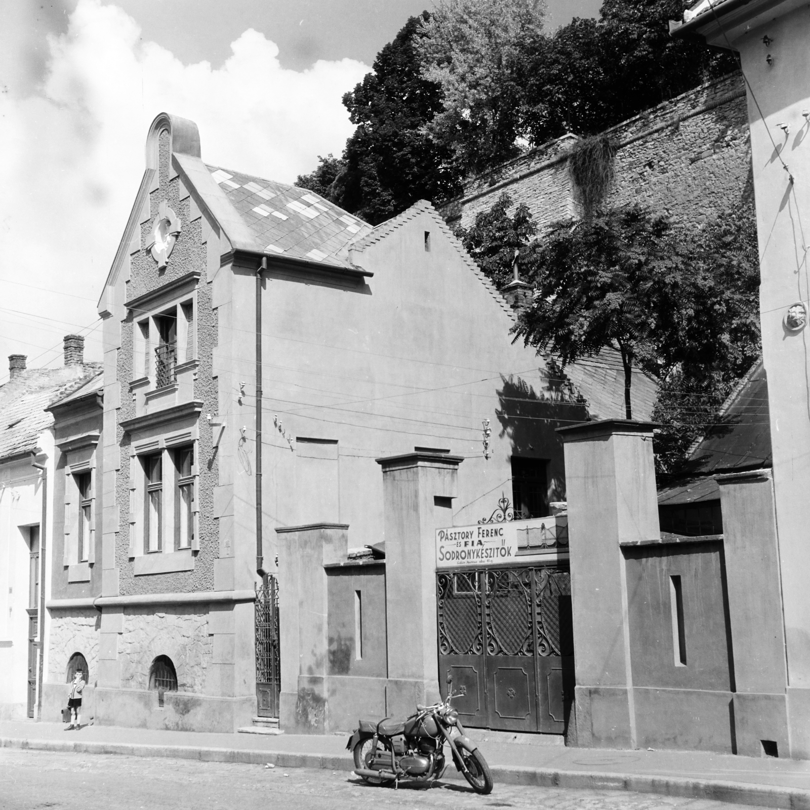 Magyarország, Veszprém, a Jókai Mór utca 10. számú ház., 1958, Keveházi János, motorkerékpár, cégtábla, képarány: négyzetes, Fortepan #197723