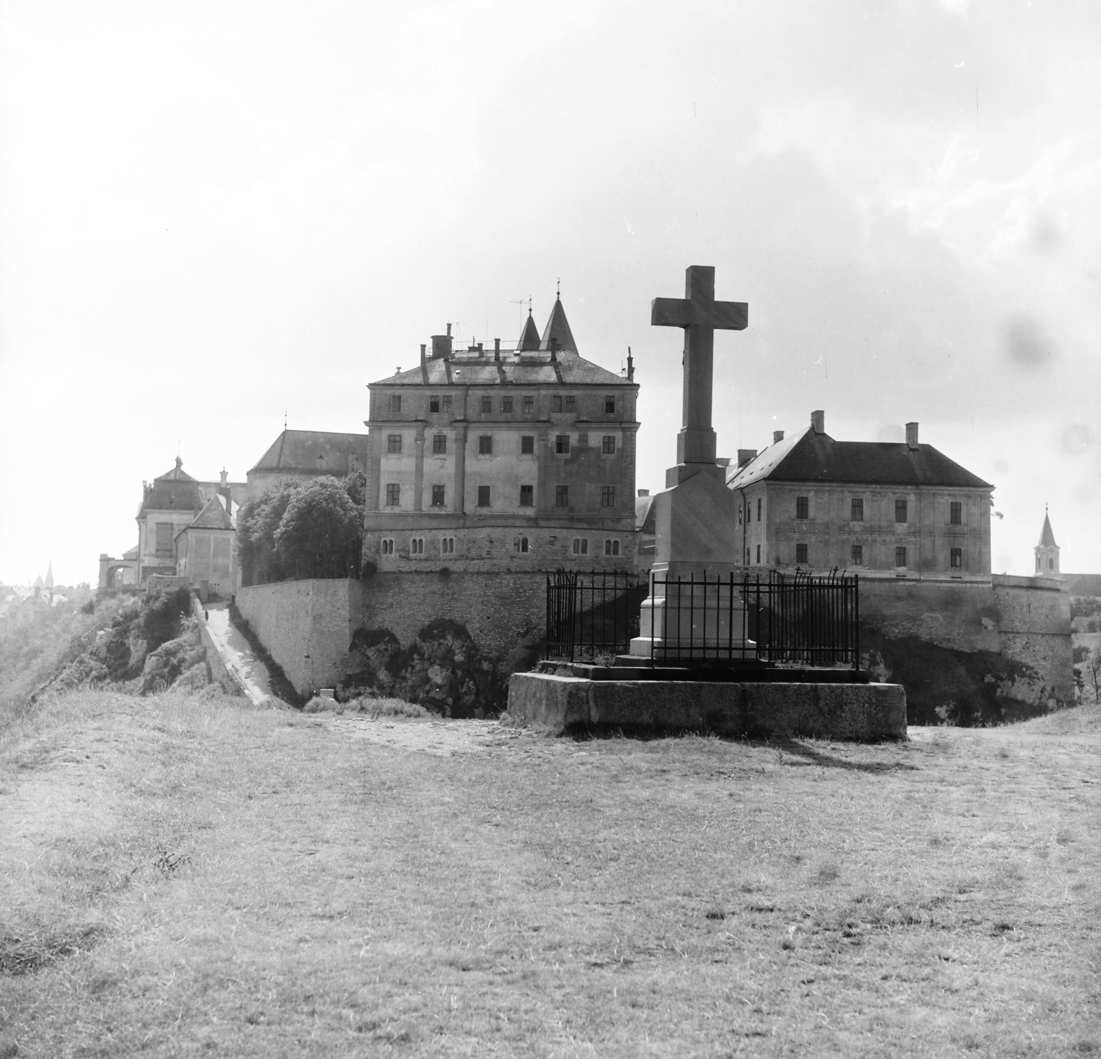 Magyarország, Veszprém, Benedek-hegy, kilátás a Vár felé., 1958, Keveházi János, kereszt_jelkép, képarány: négyzetes, Fortepan #197724