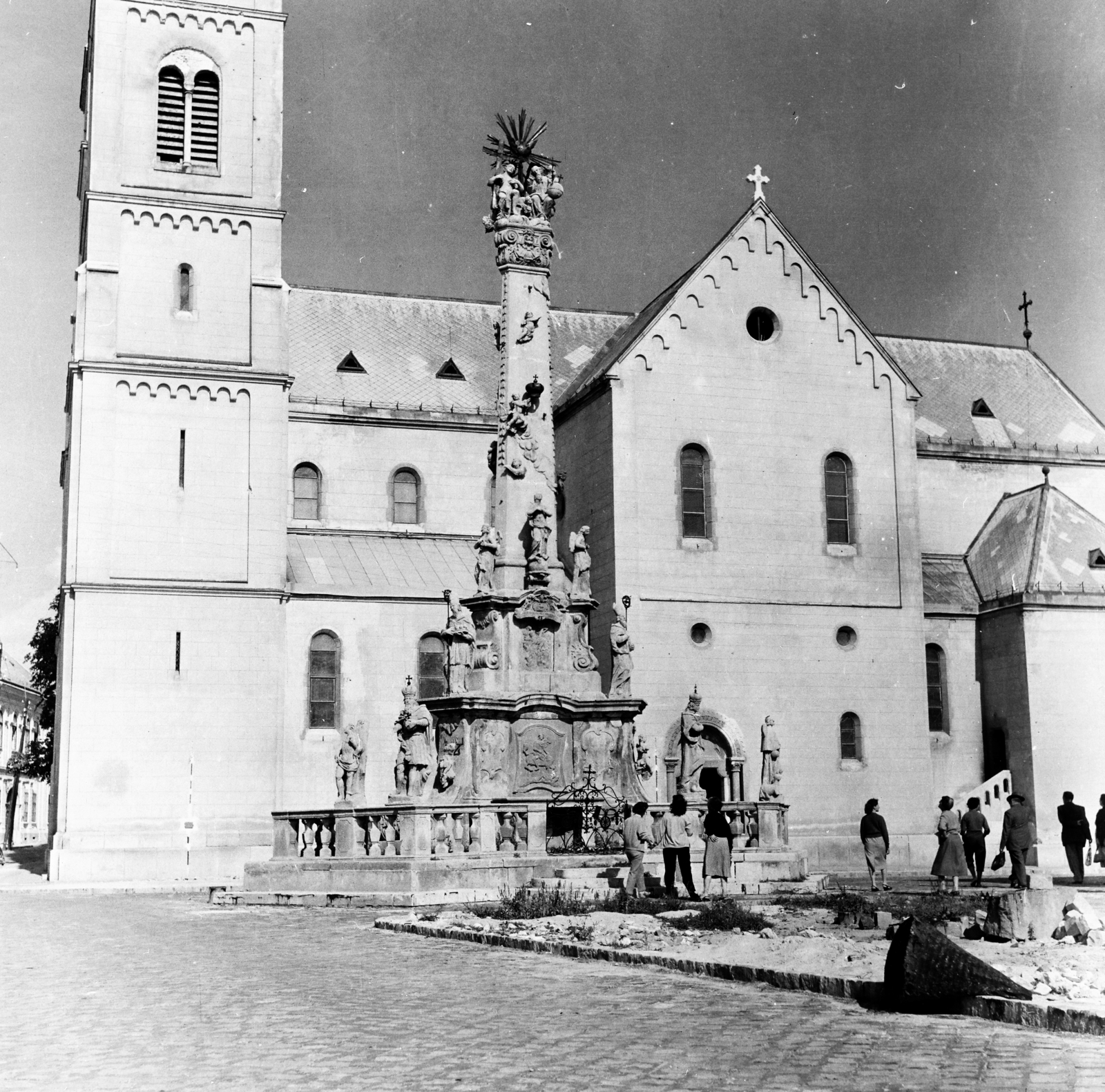 Hungary, Veszprém, Szentháromság tér, Szentháromság-szobor, mögötte a Szent Mihály-székesegyház., 1958, Keveházi János, photo aspect ratio: square, Fortepan #197728