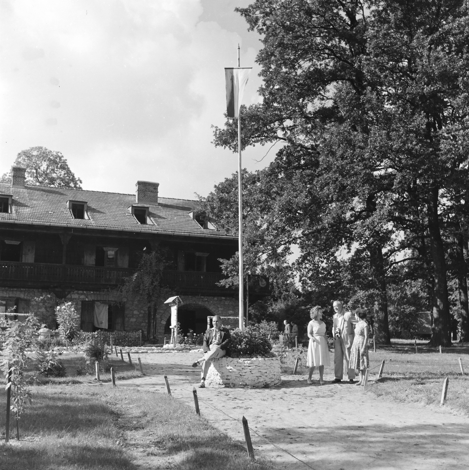 Hungary, Csesznek, Gézaháza, turistaház., 1959, Keveházi János, flag pole, Fortepan #197739