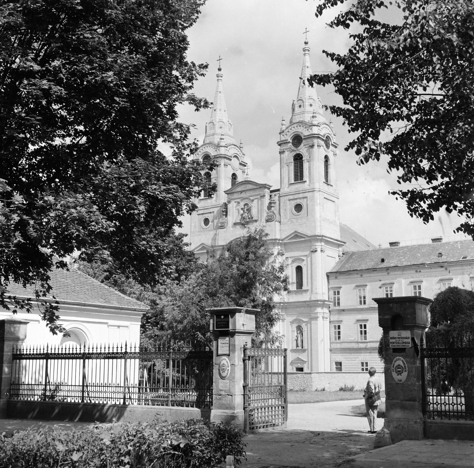 Magyarország, Zirc, Rákóczi tér, a Ciszterci apátság bejárata., 1959, Keveházi János, főbejárat, Fortepan #197742