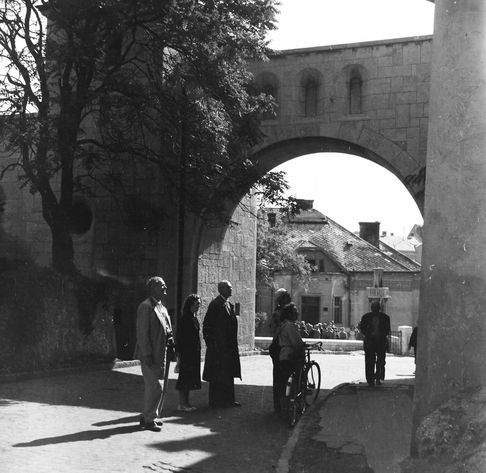 Hungary, Veszprém, Vár (Tolbuhin) utca, Hősi Kapu., 1958, Keveházi János, photo aspect ratio: square, Fortepan #197746