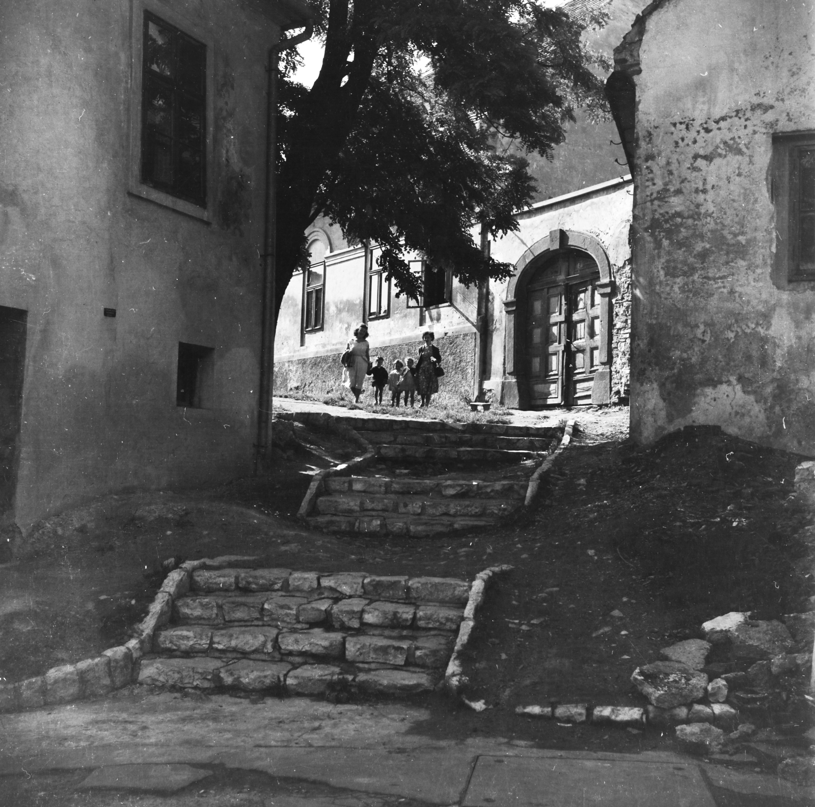 Hungary, Veszprém, feljáró a Tűztoronyhoz a Vár (Tolbuhin) utcánál., 1958, Keveházi János, stairs, photo aspect ratio: square, Fortepan #197749