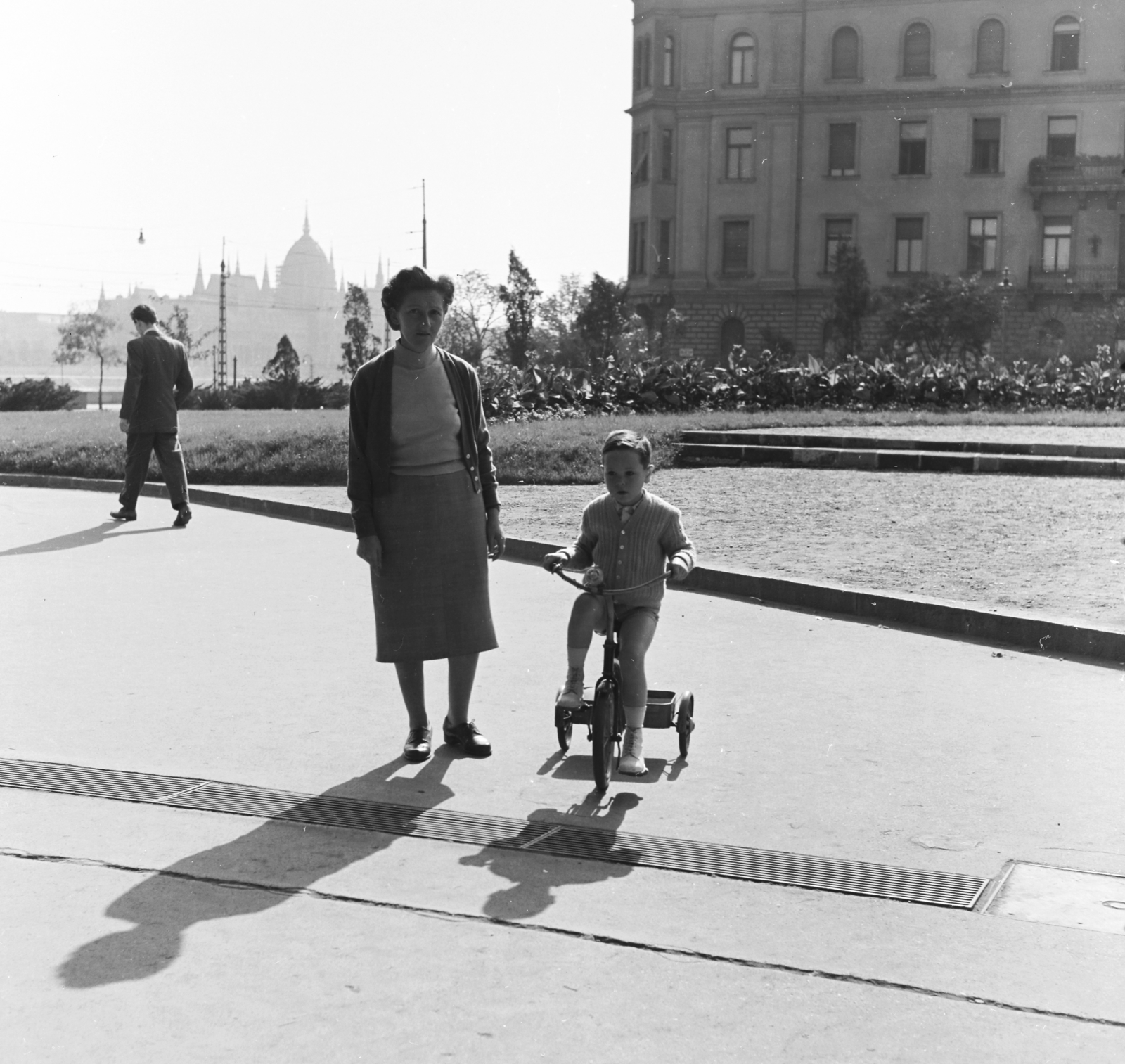 Magyarország, Budapest II.,Budapest V., a mai Gyóni Géza (ekkor névtelen) tér a Margit híd budai hídfőjénél, háttérben a Bem rakpart, a távolban a Parlament., 1959, Keveházi János, tricikli, Budapest, Fortepan #197757