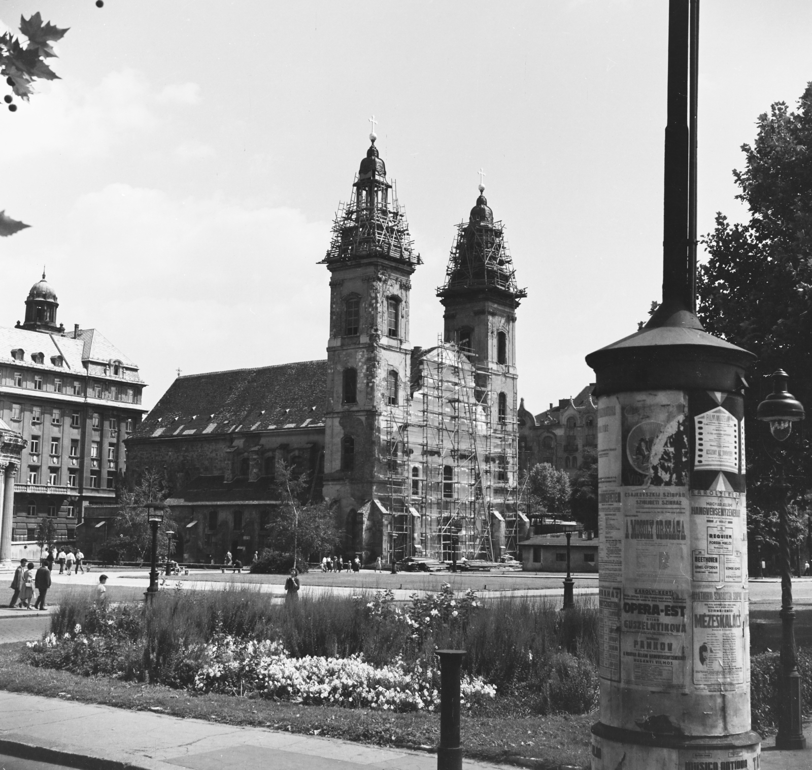 Hungary, Budapest V., Március 15. tér, Belvárosi templom., 1958, Keveházi János, Budapest, scaffolding, photo aspect ratio: square, Fortepan #197781