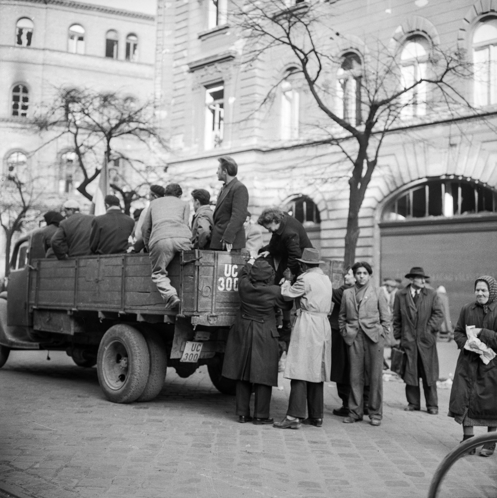 Hungary, Budapest VIII., József körút, háttérben a Népszínház utca torkolata., 1956, ETH Zürich, mass, commercial vehicle, coat, Budapest, sitting on a car, standing on a car, photo aspect ratio: square, Fortepan #197794
