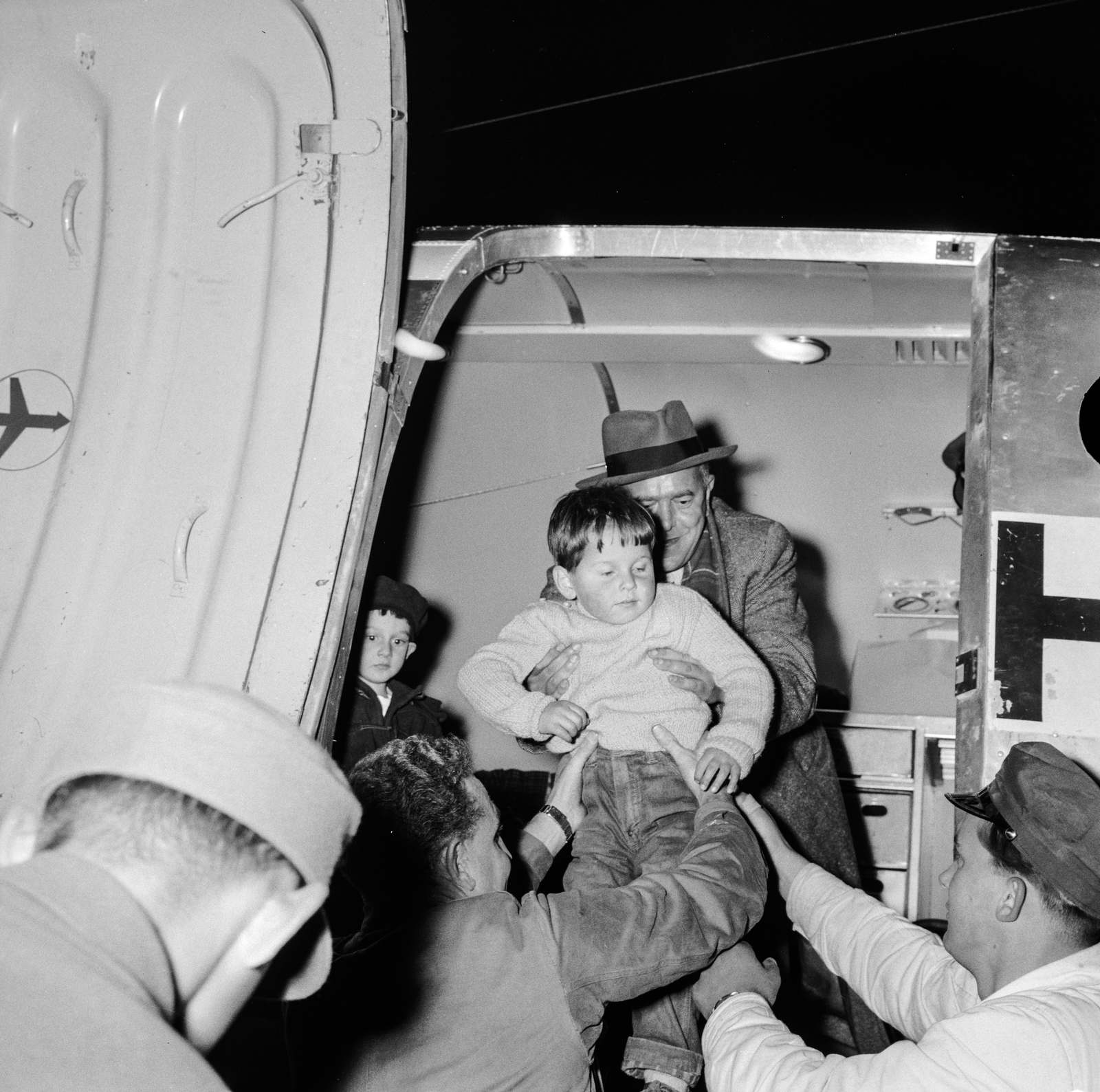Switzerland, Zurich, a Swiss Air Line repülőjén érkezett magyar menekültek fogadása a repülőtéren., 1956, ETH Zürich, hold in arms, kid, Fortepan #197800