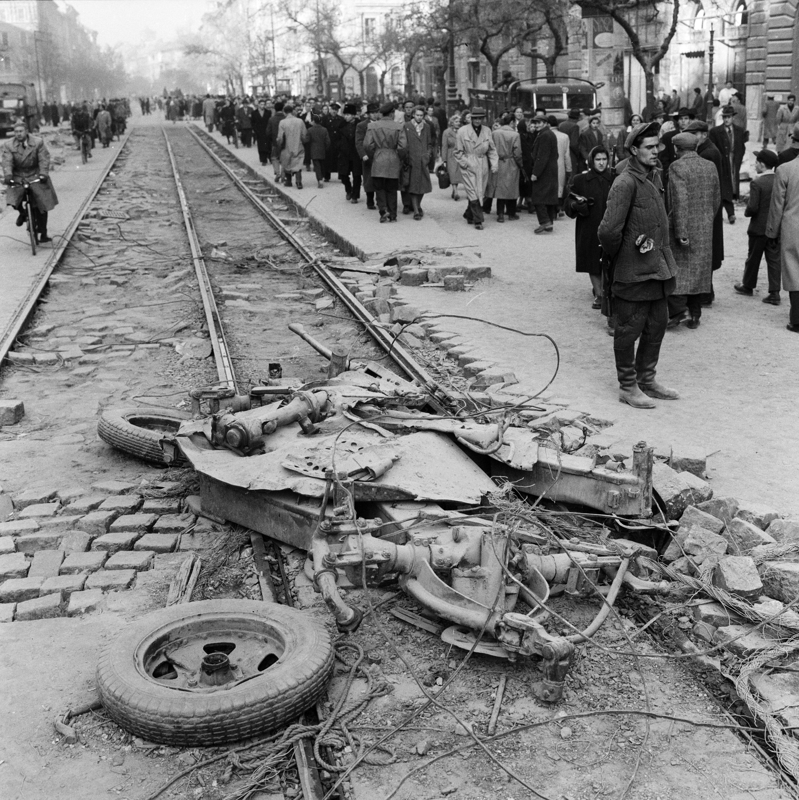 Hungary, Budapest VIII., József körút a Baross utcai villamosmegállónál., 1956, ETH Zürich, mass, pedestrian, street view, wreck, rails, Budapest, photo aspect ratio: square, Fortepan #197804