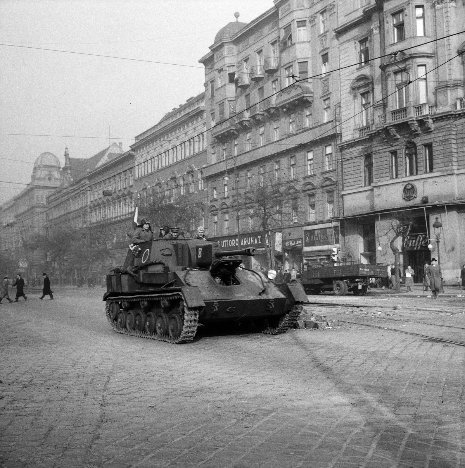 Hungary, Budapest XIII., Szent István körút a Nyugati (Marx) tér felől a Visegrádi utca torkolata felé nézve., 1956, ETH Zürich, street view, assault gun, SU-76 assault gun, Budapest, rails, Fortepan #197809