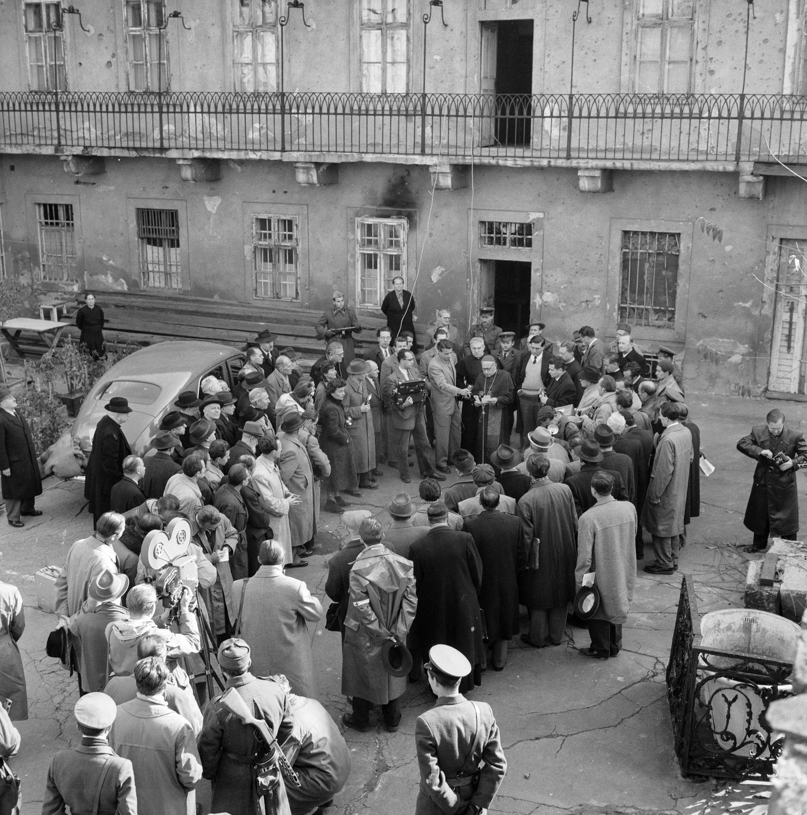 Hungary, Budapest I., Úri utca 62., Prímási palota udvara. Mindszenty József bíboros hercegprímás, esztergomi érsek felsőpetényi őrizetéből való kiszabadulása után rádióbeszédet tart., 1956, ETH Zürich, Budapest, priest, politics, waiting, Fortepan #197816