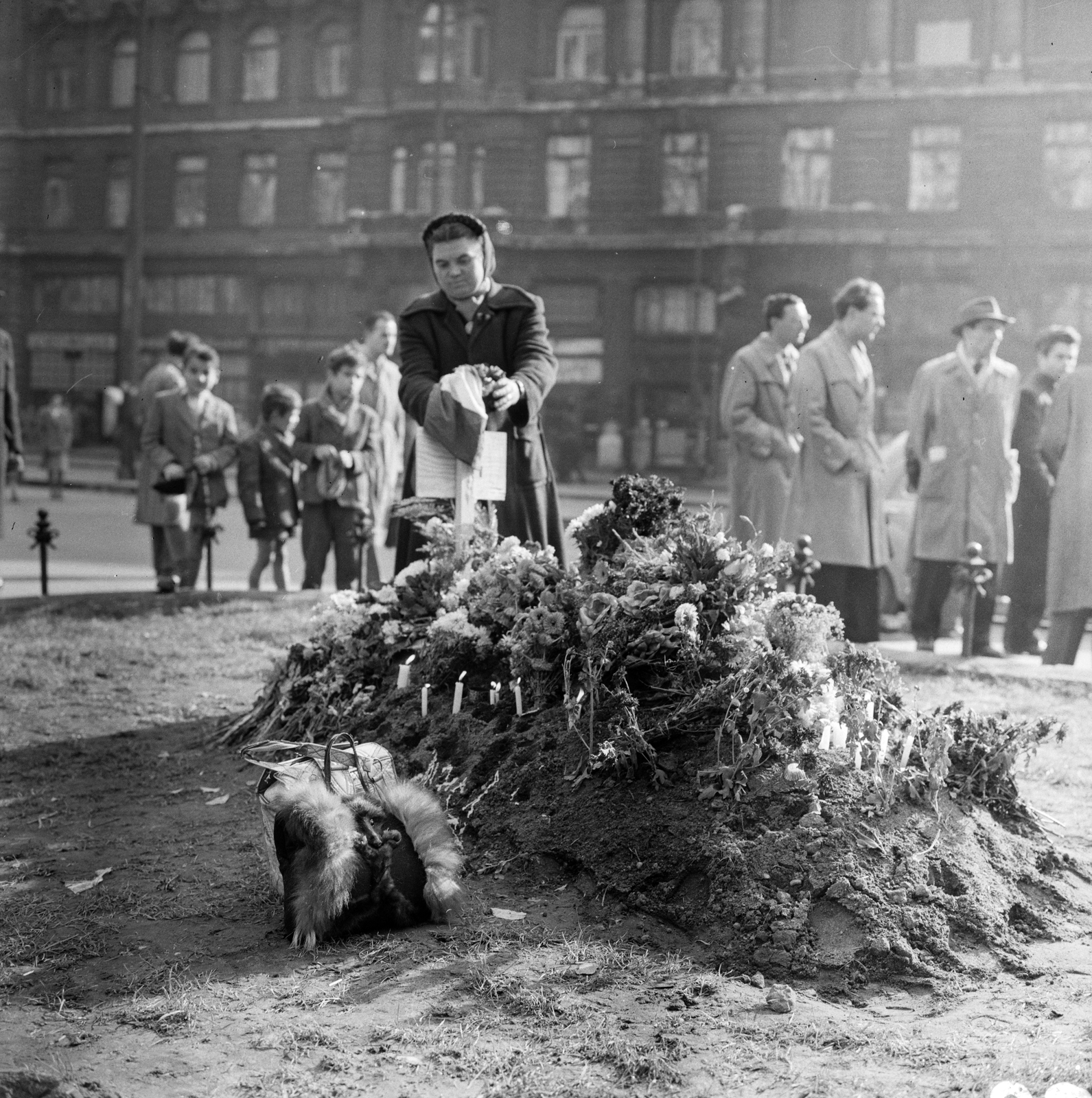 Magyarország, Budapest V., Ferenciek tere (Felszabadulás tér), az 1956-os forradalom alatt elesett ideiglenes sírja a Pázmány szobor előtt., 1956, ETH Zürich, Comet Photo AG/Jack Metzger, Budapest, virág, sírhalom, képarány: négyzetes, gyertya, Fortepan #197818