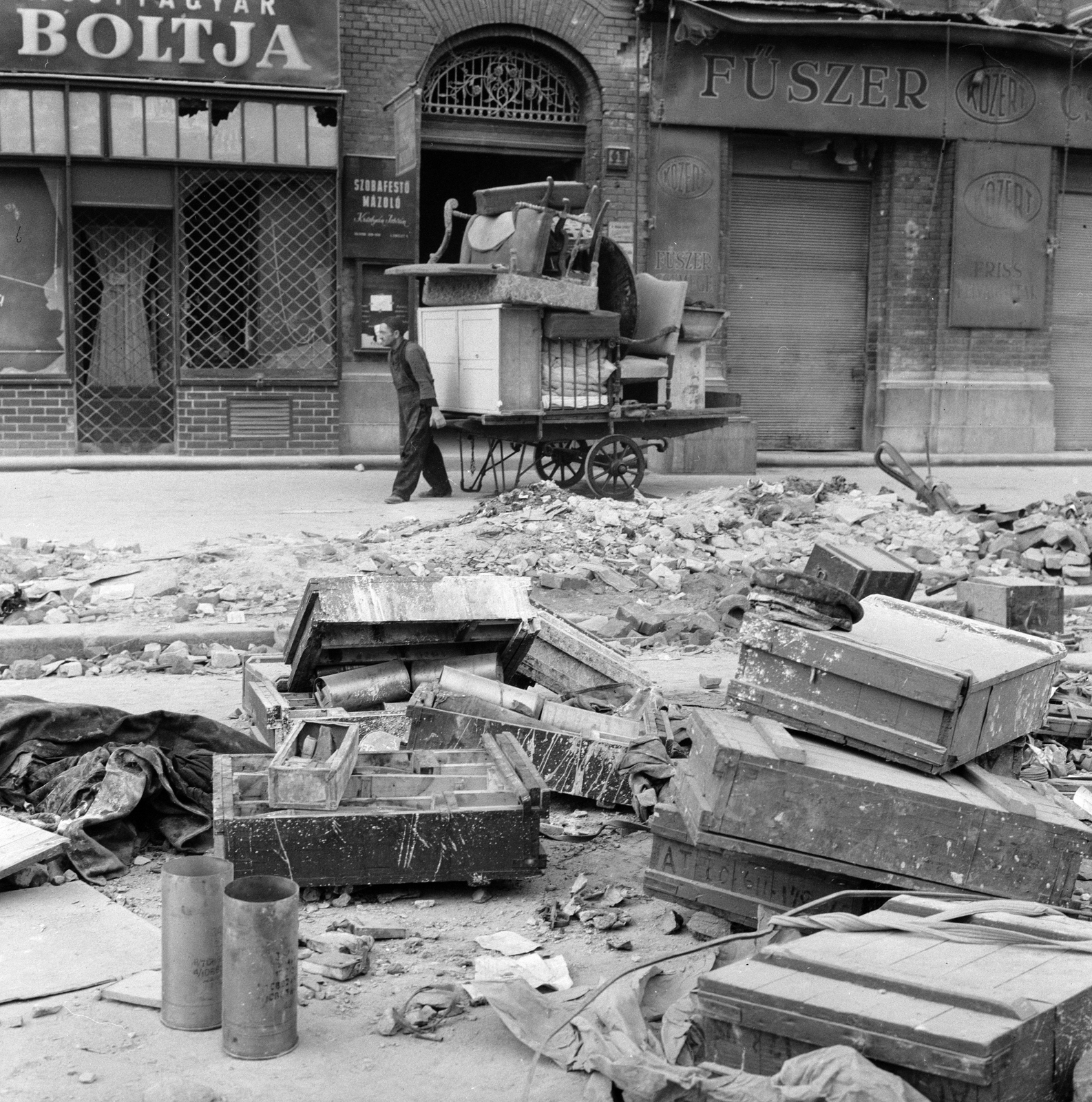 Hungary, Budapest VIII., a József körút a 63. számú ház előtt., 1956, ETH Zürich, revolution, street view, ruins, chest, handbarrow, Budapest, photo aspect ratio: square, Fortepan #197824