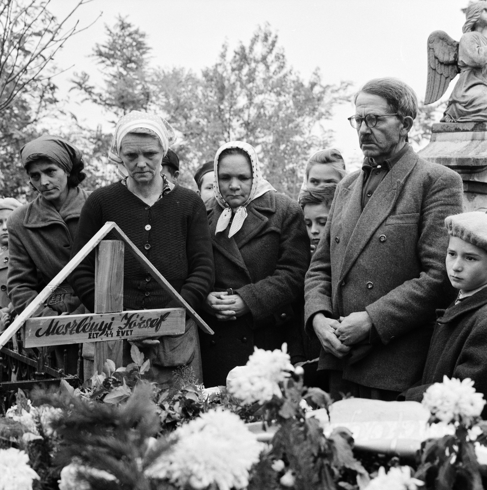 Hungary, Mosonmagyaróvár, a felvétel az 1956. október 26-i sortűz áldozatának temetésén készült., 1956, ETH Zürich, flower, headstone, photo aspect ratio: square, grief, Fortepan #197831