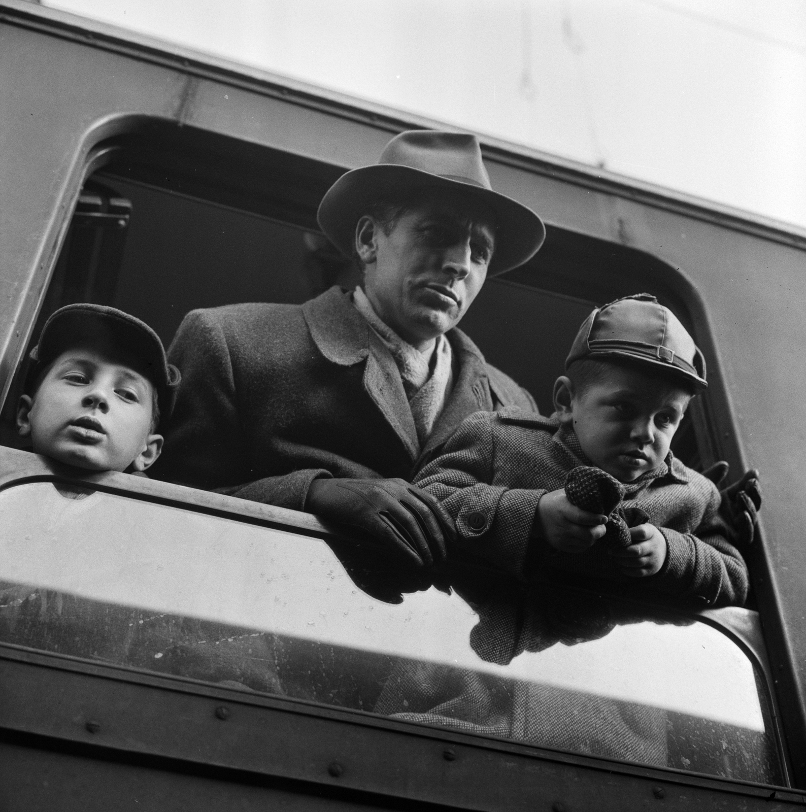 Switzerland, Buchs, magyar menekültek., 1956, ETH Zürich, photo aspect ratio: square, kids, leaning out of the window, train, slanted, Fortepan #197839