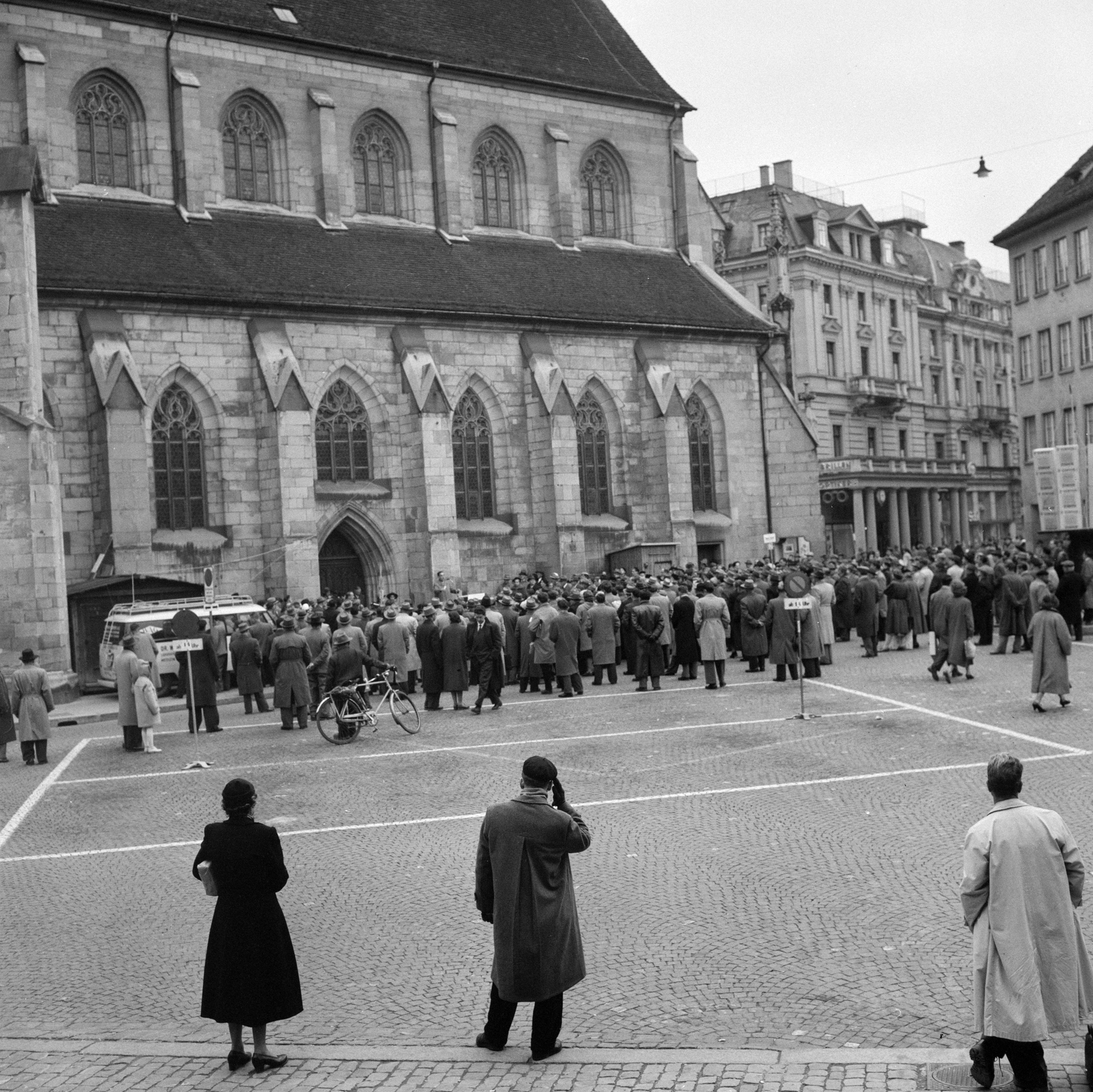 Switzerland, Zurich, Münsterhof, a háttérben a Fraumünster (Asszonyok katedrálisa)., 1956, ETH Zürich, photo aspect ratio: square, mass, Fortepan #197846