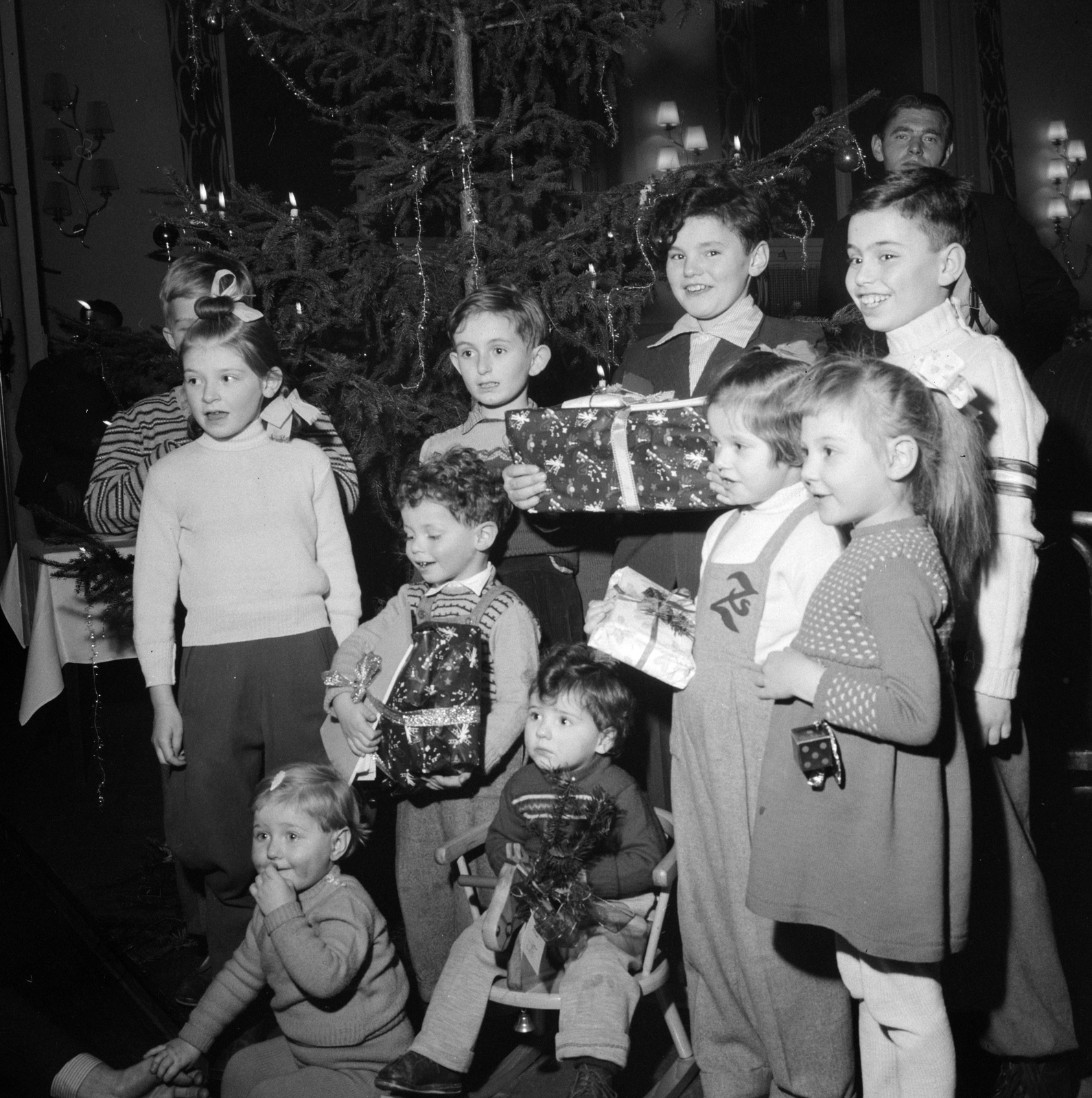 Switzerland, Liestal, menekülttábor, a magyarok karácsonyi ünnepsége., 1956, ETH Zürich, photo aspect ratio: square, kids, present, christmas tree, Fortepan #197847