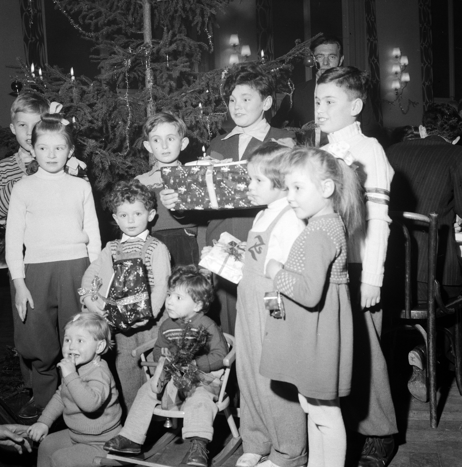 Switzerland, Liestal, menekülttábor, a magyarok karácsonyi ünnepsége., 1956, ETH Zürich, photo aspect ratio: square, kids, present, christmas tree, Fortepan #197849