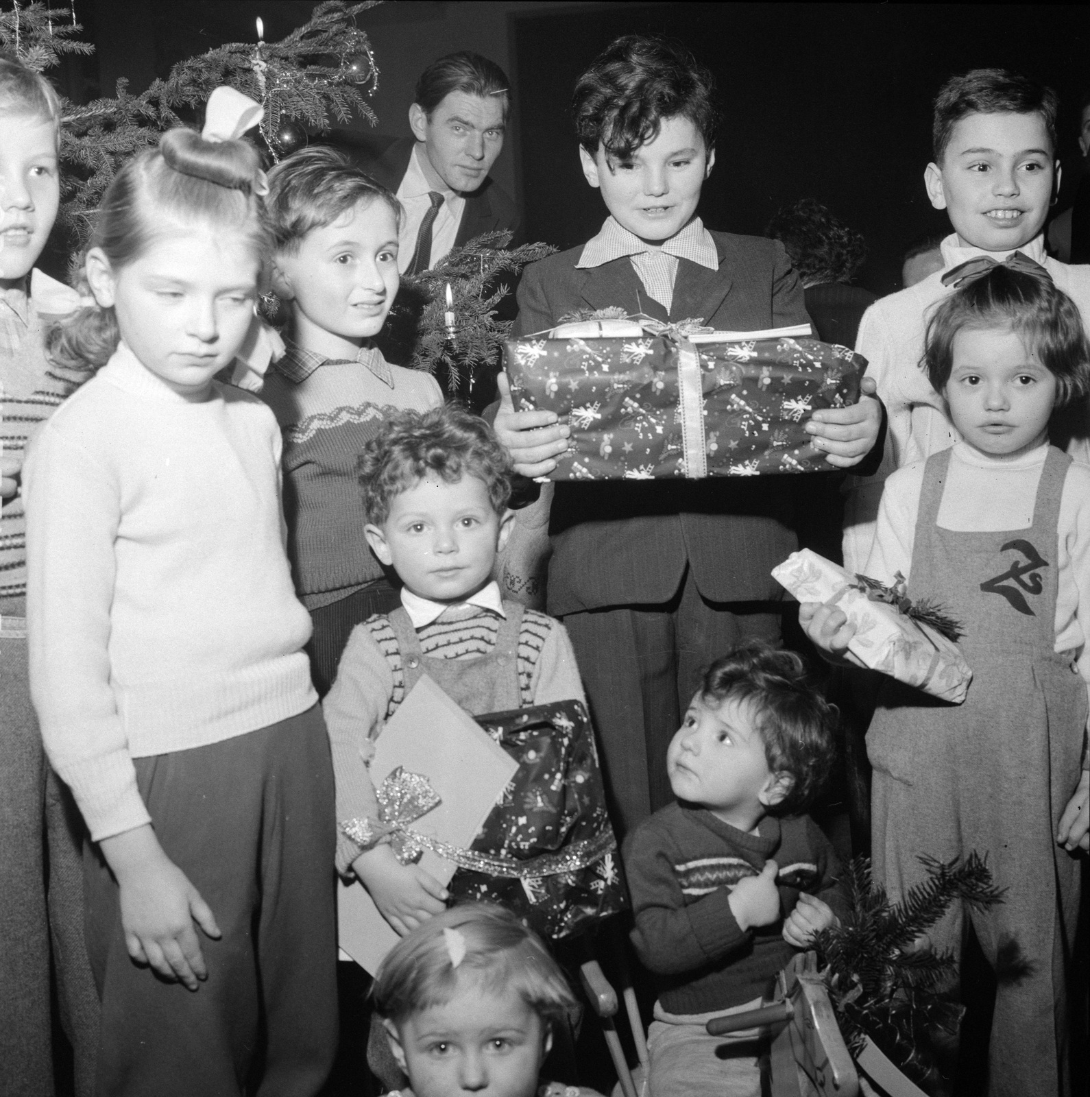 Switzerland, Liestal, menekülttábor, a magyarok karácsonyi ünnepsége., 1956, ETH Zürich, photo aspect ratio: square, kids, Christmas, Fortepan #197850