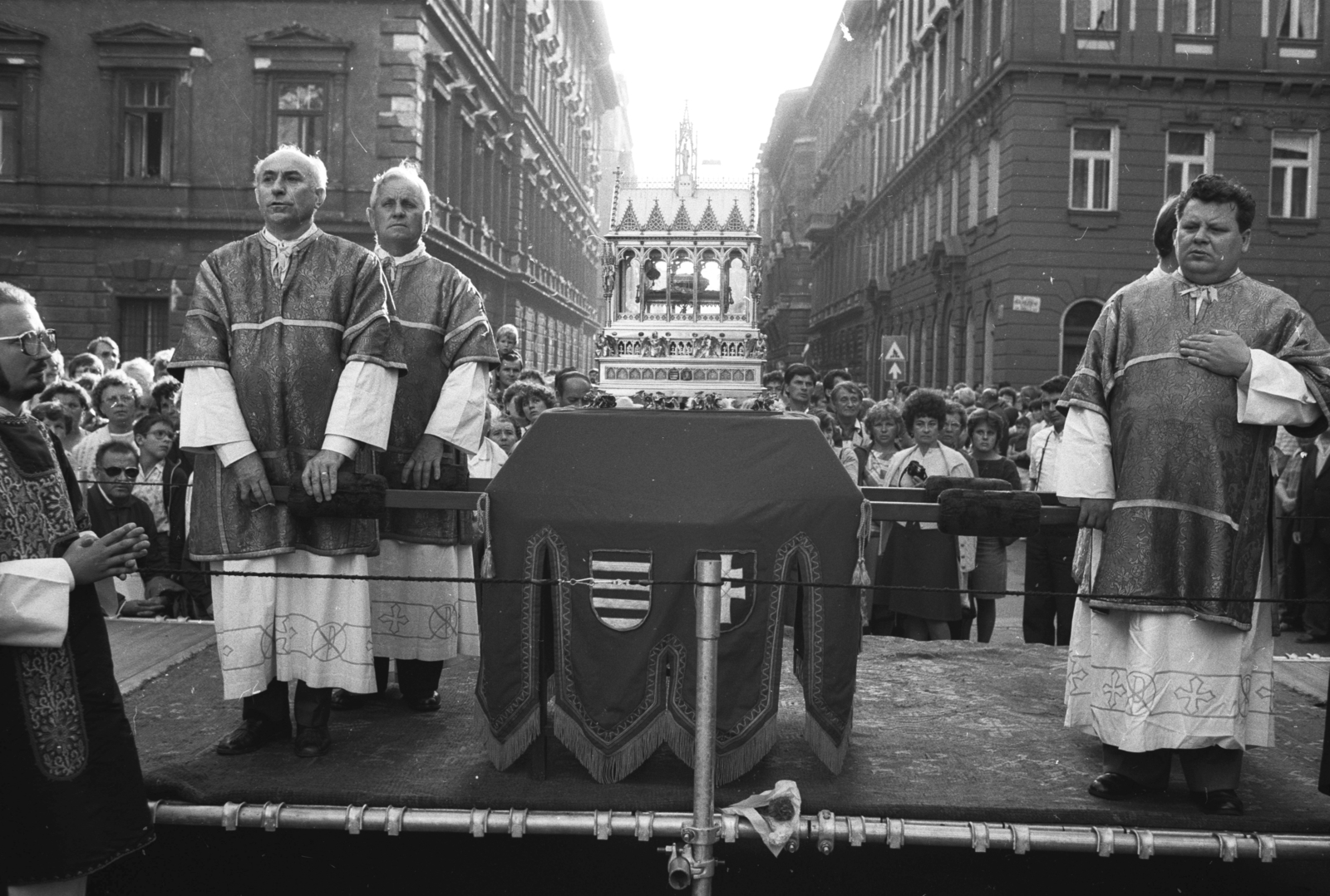 Hungary, Budapest V., Szent István tér a Bazilika előtt, háttérben a Zrinyi utca. Az ereklyetartóban a Szent Jobb, a bazilika kupolájának megáldása alkalmával, 1985. augusztus 20-án., 1985, Szalay Zoltán, Budapest, Fortepan #197860