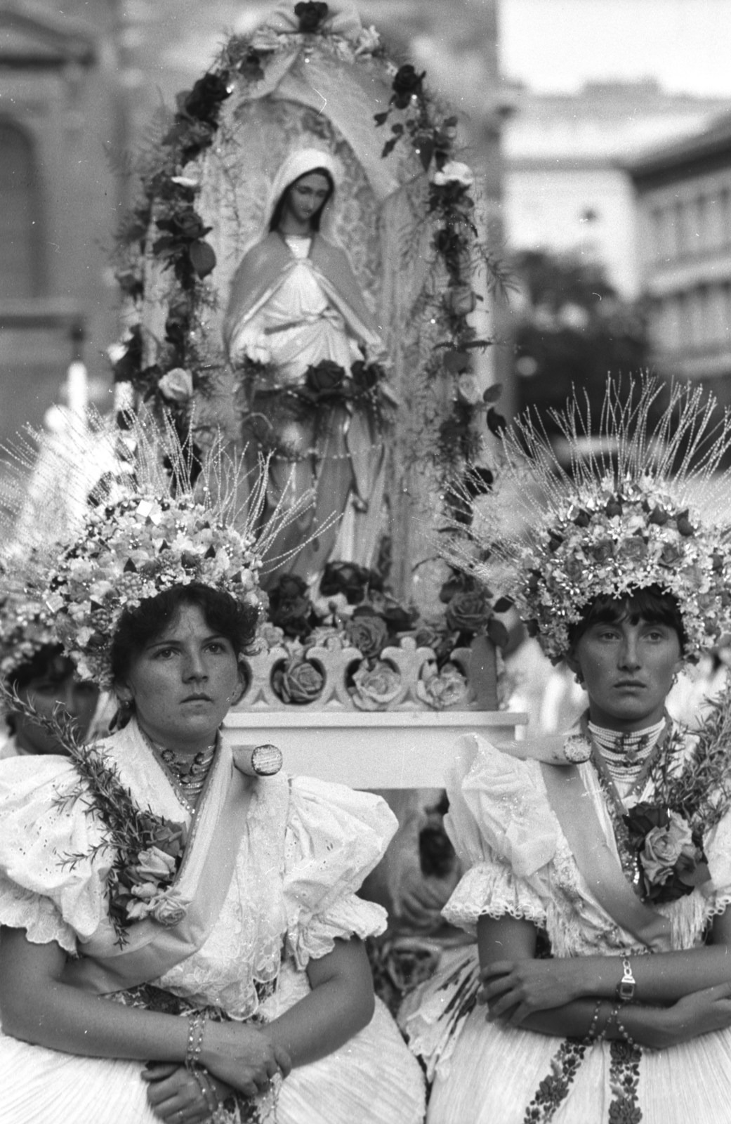 Hungary, Budapest V., Szent István tér a Bazilika előtt, palóc menyasszonyi ruhába öltözött lányok, vállukon Szűz Mária szobrával, a bazilika kupolájának megáldása alkalmával, 1985. augusztus 20-án., 1985, Szalay Zoltán, Budapest, folk costume, Fortepan #197863