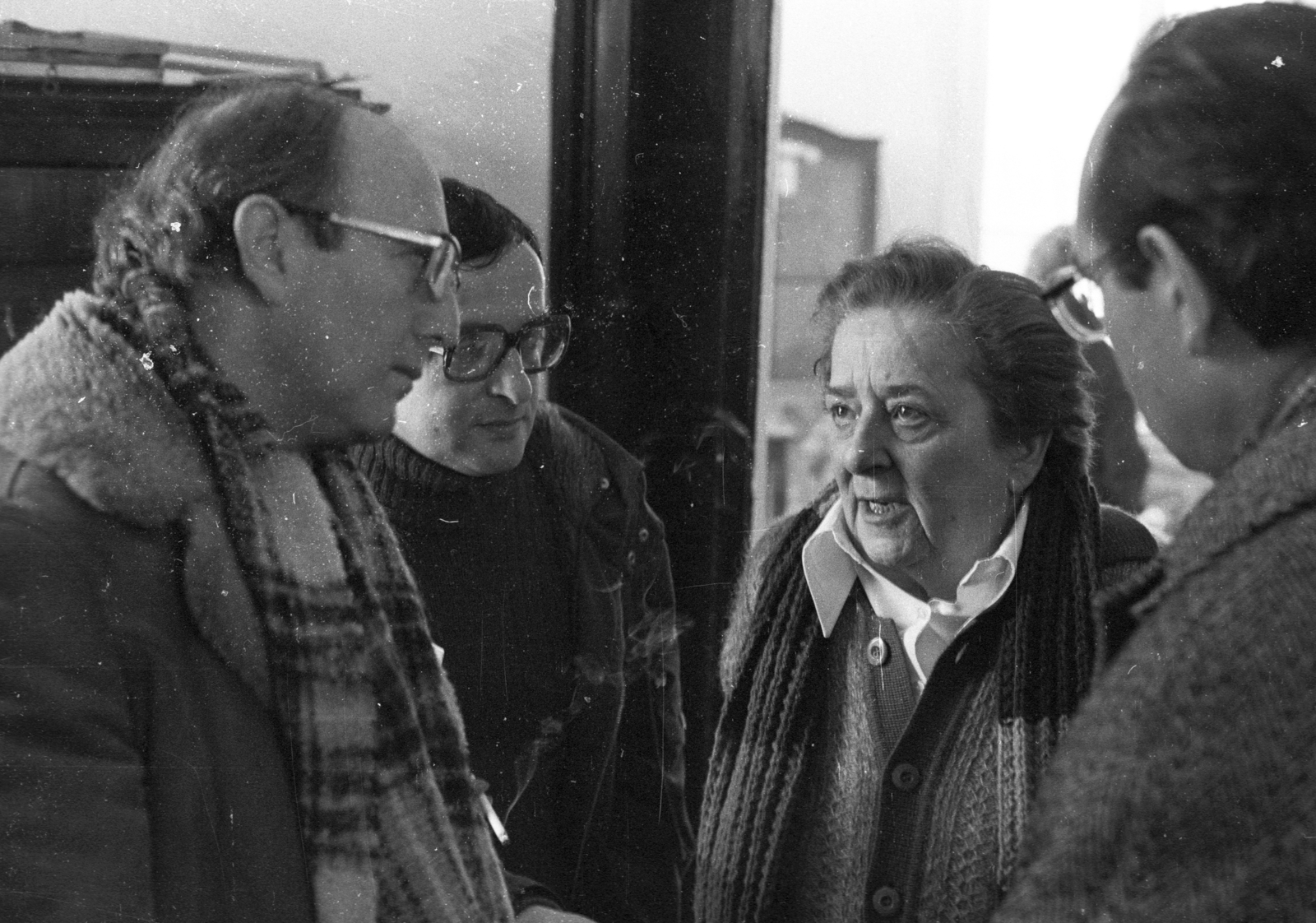 Magyarország, Budapest XII., Stromfeld Aurél út 16., Bajor Gizi Szinészmúzeum, Gobbi Hilda színművésznő és a Magyar színházi Intézet munkatársai. A felvétel a magyar színházi élet emlékeinek megörzésére felajánlott tárgyak gyűjtésekor készült., 1981, Szalay Zoltán, Budapest, Fortepan #197880