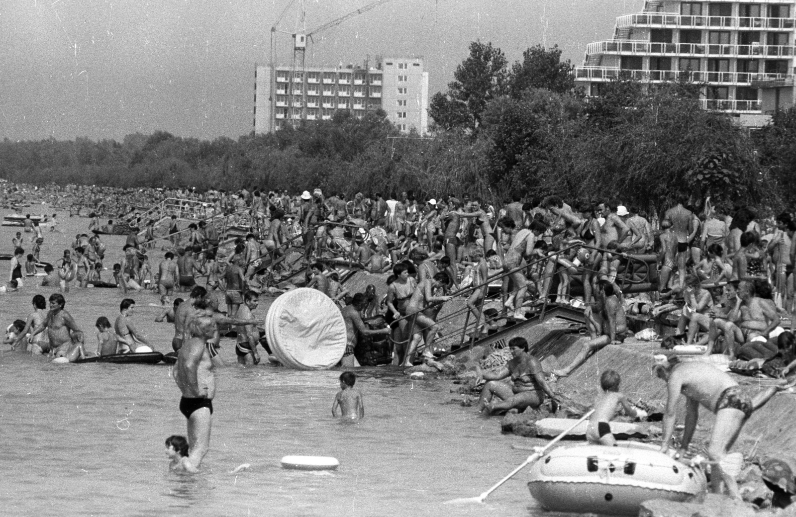Hungary,Lake Balaton, Siófok, strand, középen a háttérben a Fővárosi Tanács üdülője, jobbra a 43-as Állami Építőipari Vállalat üdülője., 1981, Szalay Zoltán, Fortepan #197890