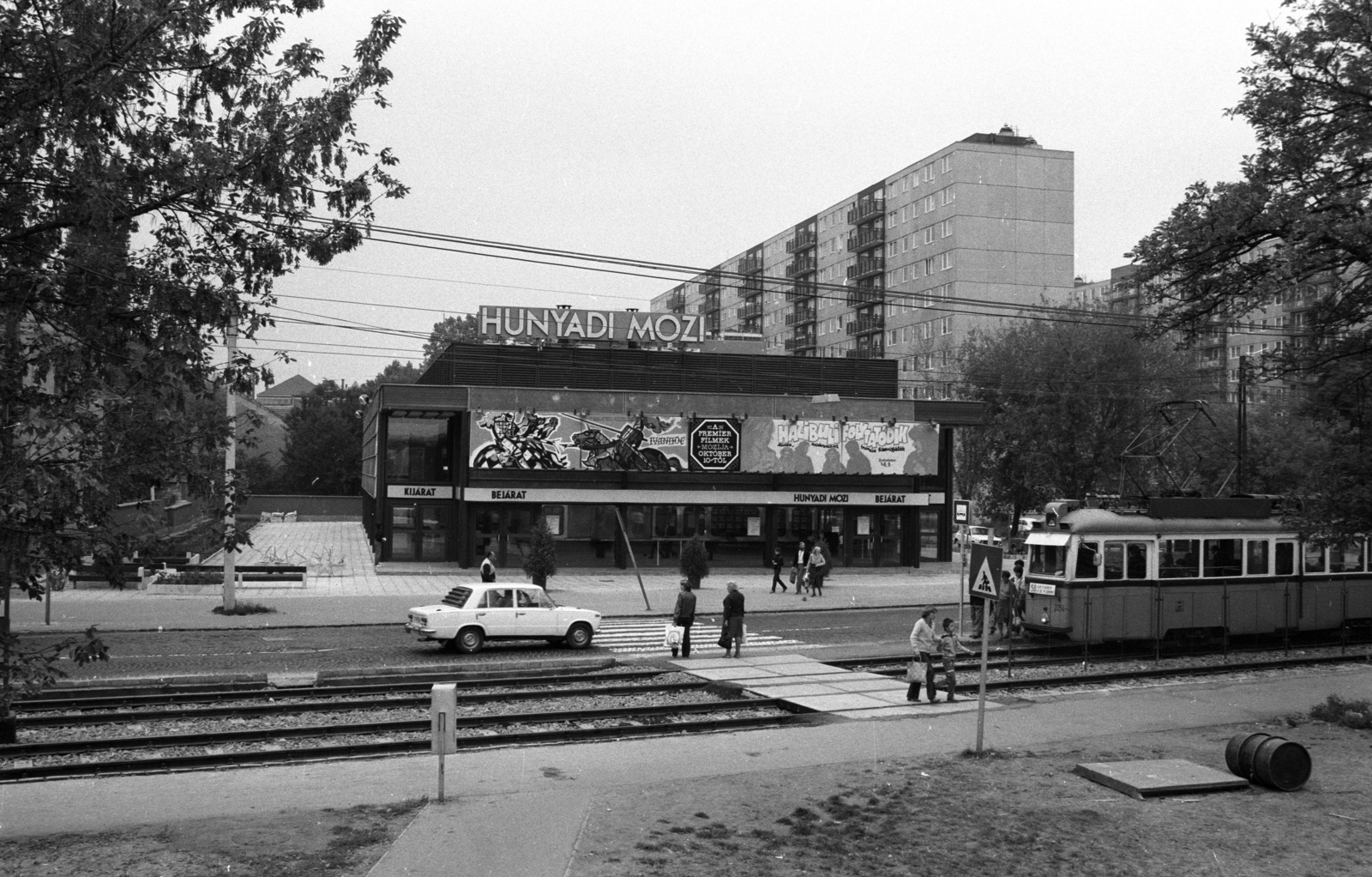 Magyarország, Budapest XIX., Üllői út 283. (Vörös Hadsereg útja 149.) Hunyadi mozi (később üzlet- és irodaház)., 1982, Szalay Zoltán, Budapest, Fortepan #197911