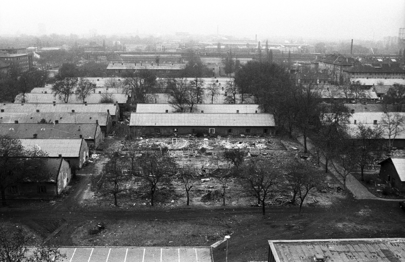 Hungary, Budapest X., a Kőbányai út 42. alatti 1910-ben épült kislakásos munkáslakótelep bontása a Pongrácz úttól a Monori utca felé nézve., 1986, Szalay Zoltán, Budapest, Fortepan #197913