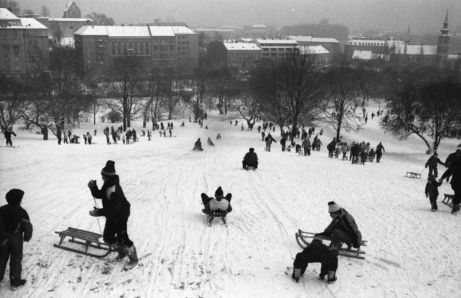 Hungary, Tabán, Budapest I., szánkópálya a Krisztina körút felé nézve, jobbra az Alexandriai Szent Katalin-templom., 1983, Szalay Zoltán, Budapest, Fortepan #197926