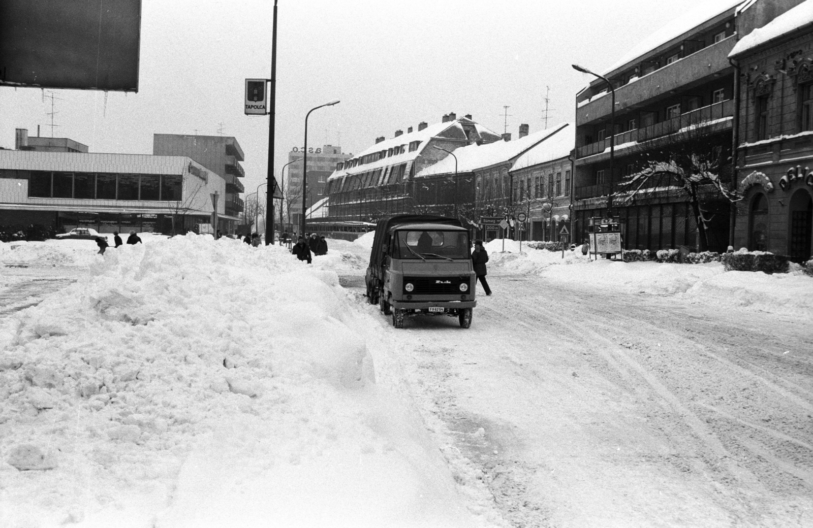 Hungary, Tapolca, Deák Ferenc utca a Fő (Lenin) tér irányából., 1987, Szalay Zoltán, snow, Zuk-brand, number plate, Fortepan #197933