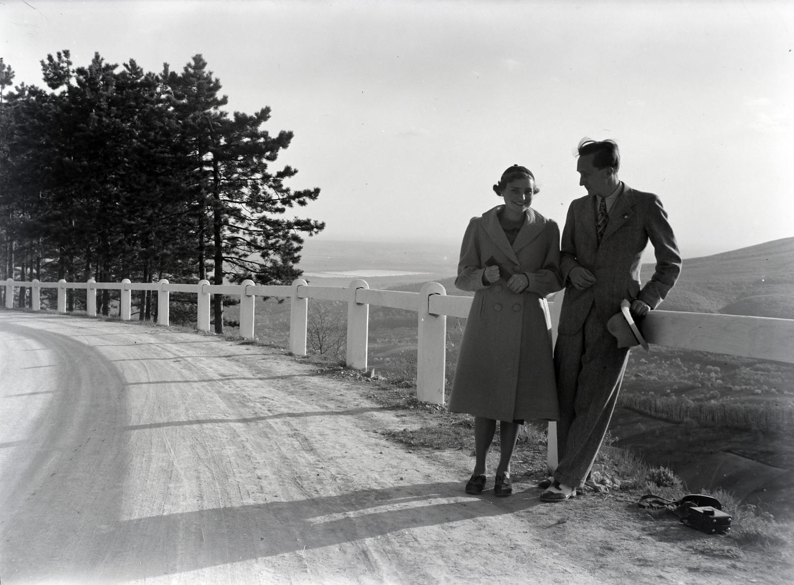 Hungary, Mecsek, Pécs, a Lapisi út a Tubes alatt. A távolban a Pellérdi-halastavak látszanak., 1935, Privát Fotó és Film Archívum-Höfler Tibor gyűjtemény, hat, railing, man, woman, double portrait, hat in hand, Fortepan #19794