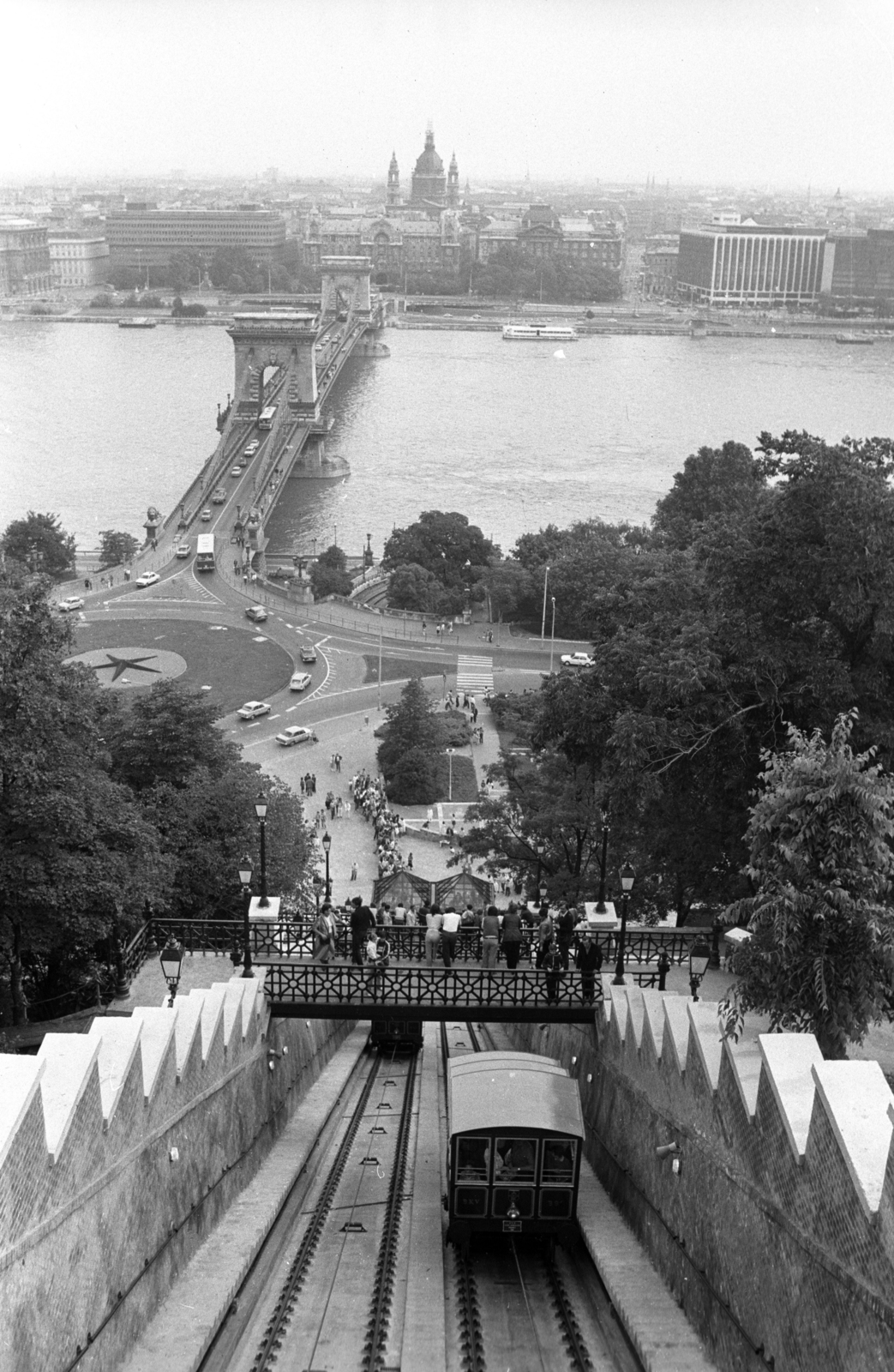 Magyarország, budai Vár, Budapest I., a Budavári Sikló pályája, a kilátás a Clark Ádám tér, a Széchenyi Lánchíd és a Bazilika felé., 1987, Szalay Zoltán, Budapest, Fortepan #197940
