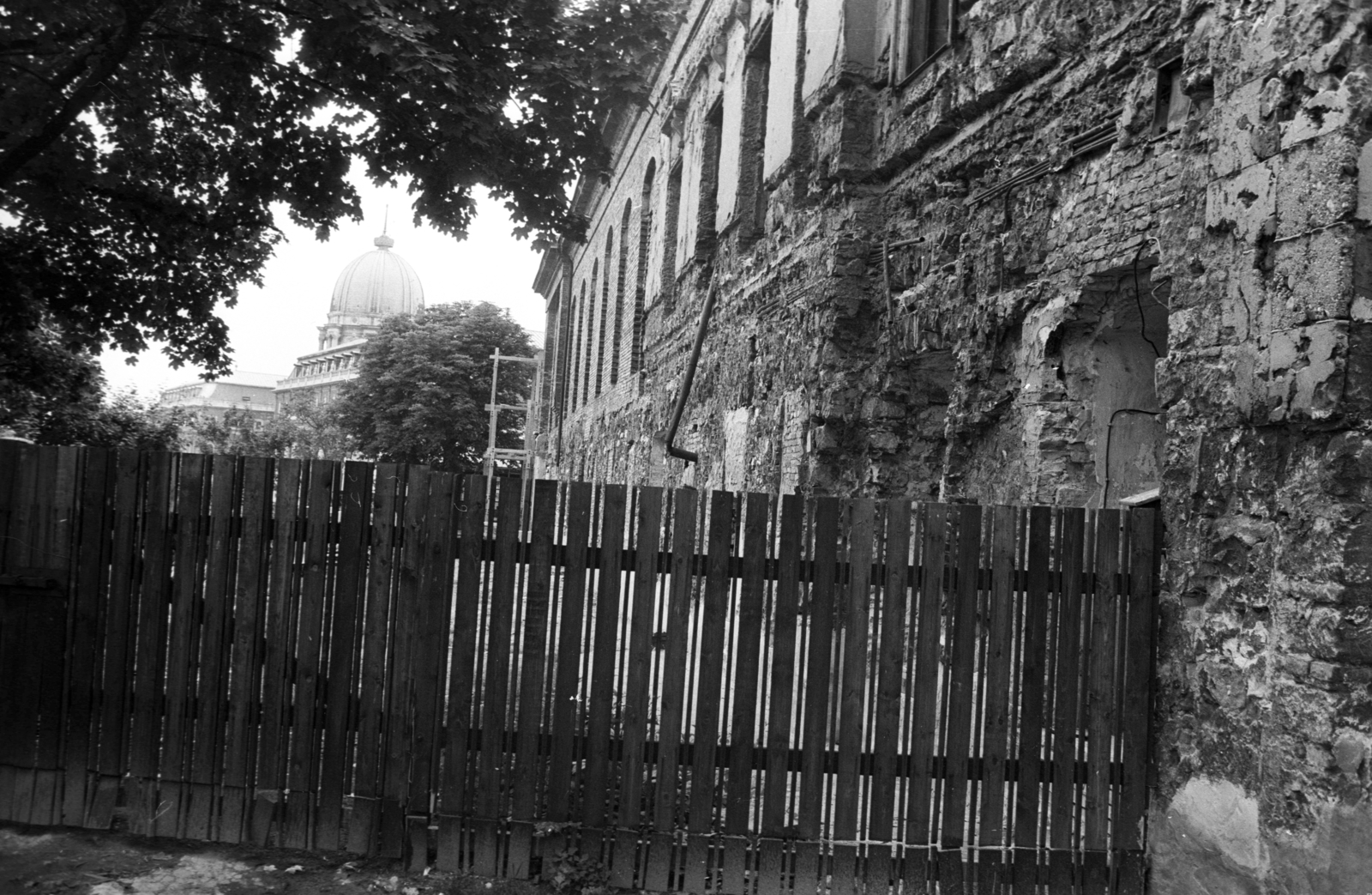 Magyarország, budai Vár, Budapest I., a romos Sándor-palota a Magyar Asszonyok Bástyája felől, háttérben a Budavári Palota (korábban Királyi Palota)., 1987, Szalay Zoltán, Budapest, Fortepan #197941