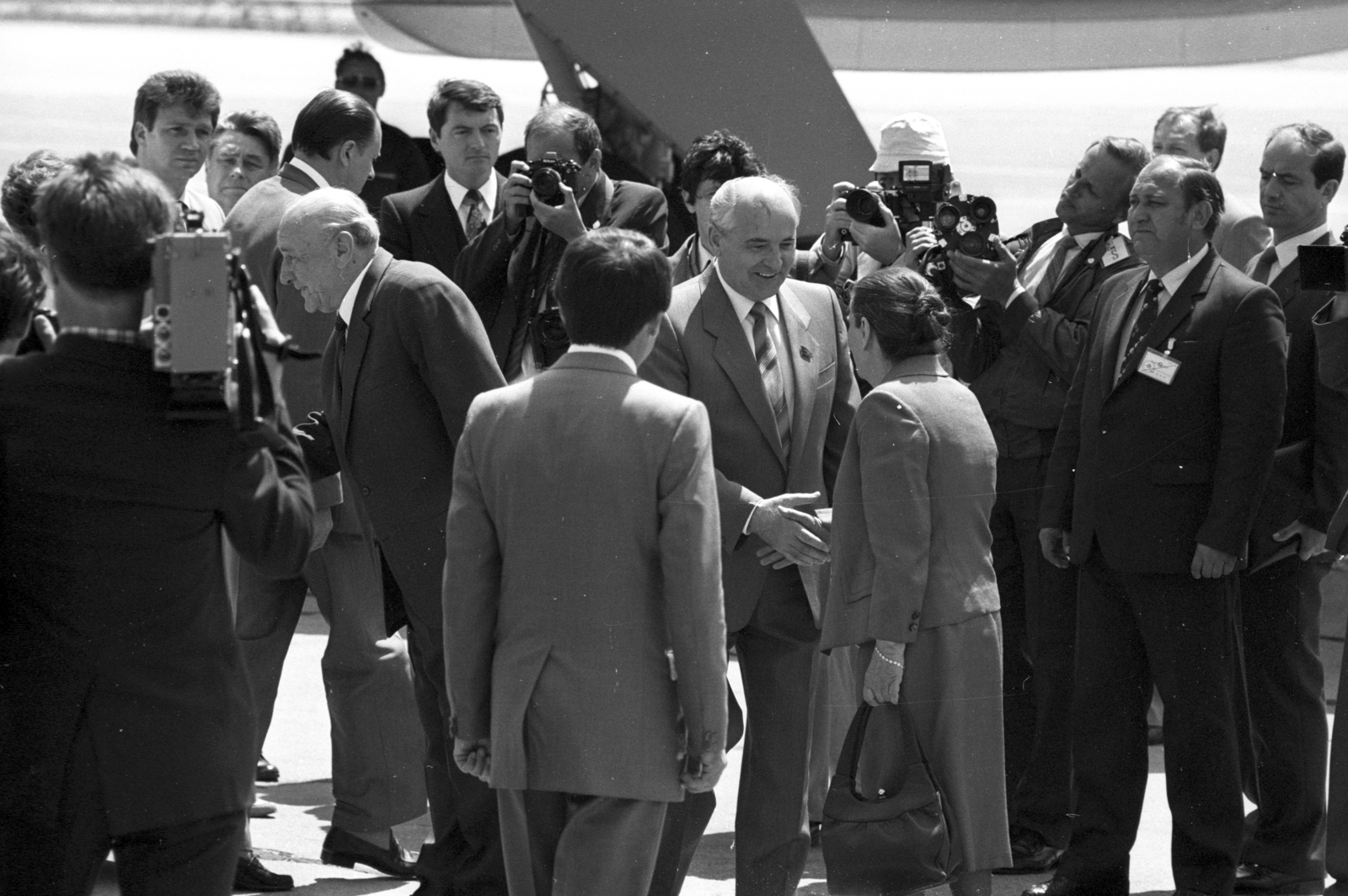 Hungary, Ferihegy (now - Ferenc Liszt) International Airport, Budapest XVIII., Kádár János és Mihail Gorbacsov, a szovjet pártvezető érkezésekor, 1986. június 8-án., 1986, Szalay Zoltán, airport, Budapest, politician, Fortepan #197946